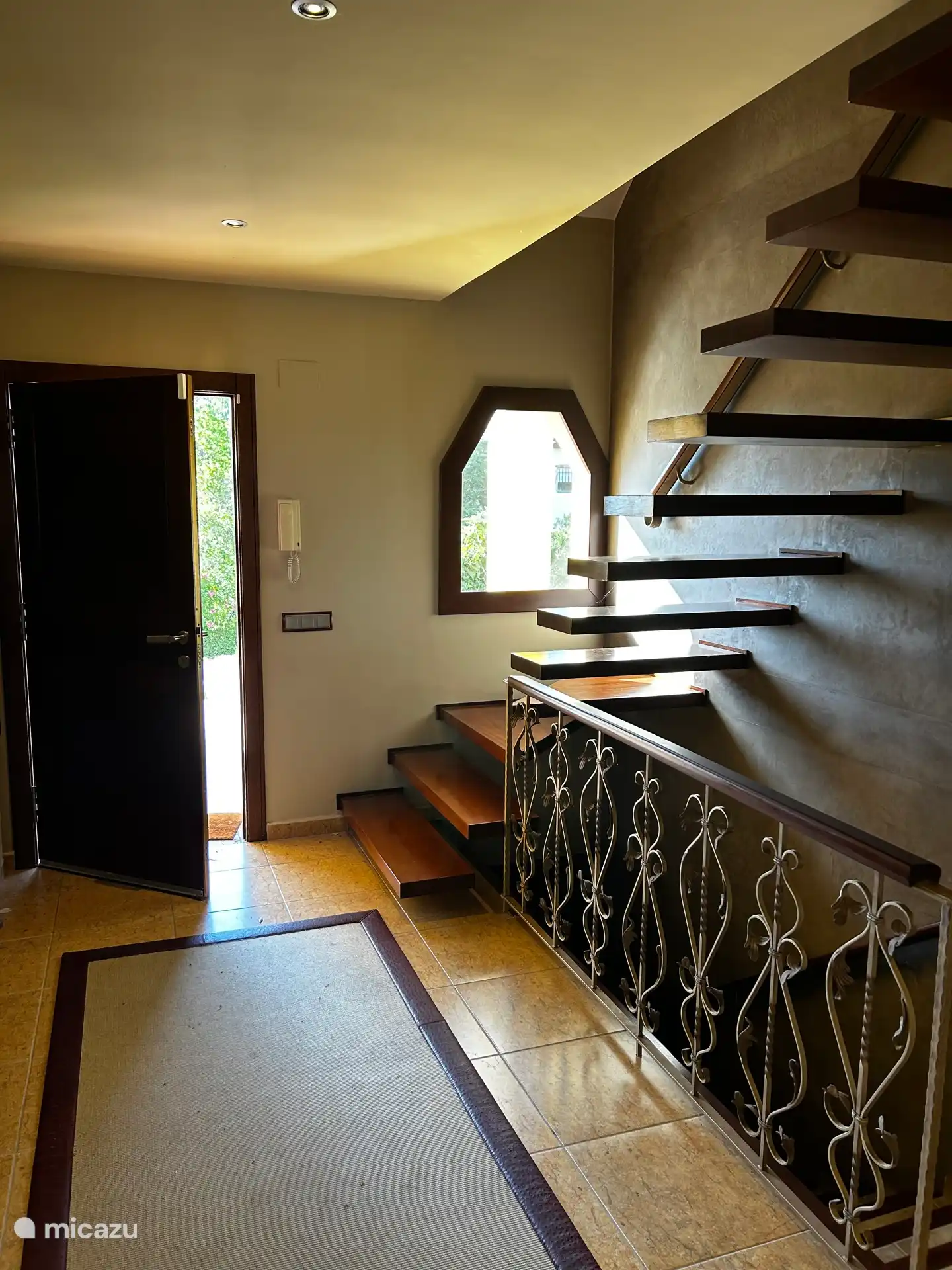 Pasillo con escaleras hacia la suite superior y escaleras a la derecha hacia el garaje interior