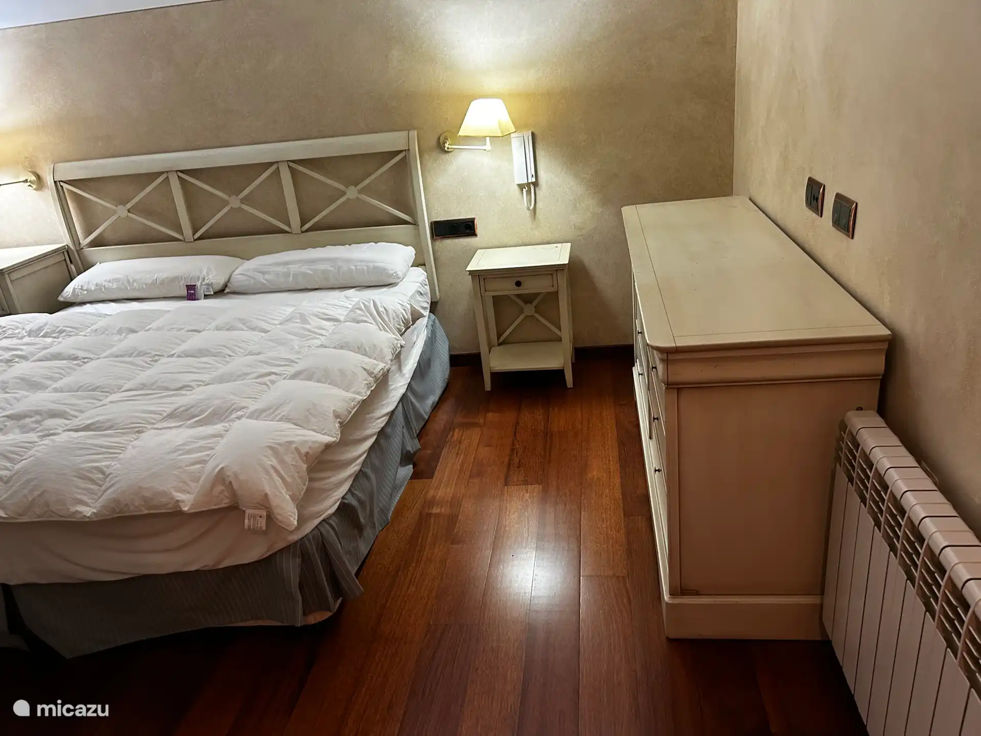 Bedroom with bed of 180 by 200