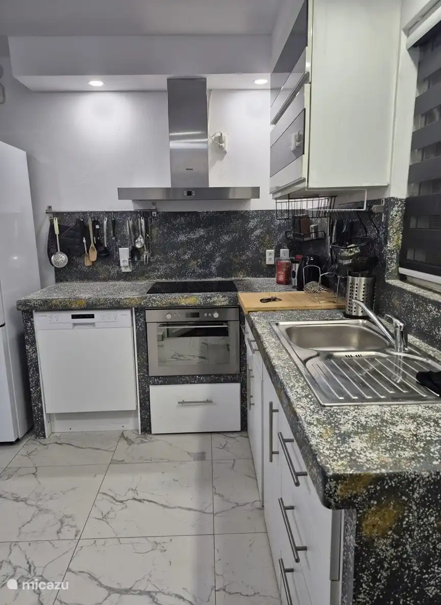 de volledige uitgeruste keuken 