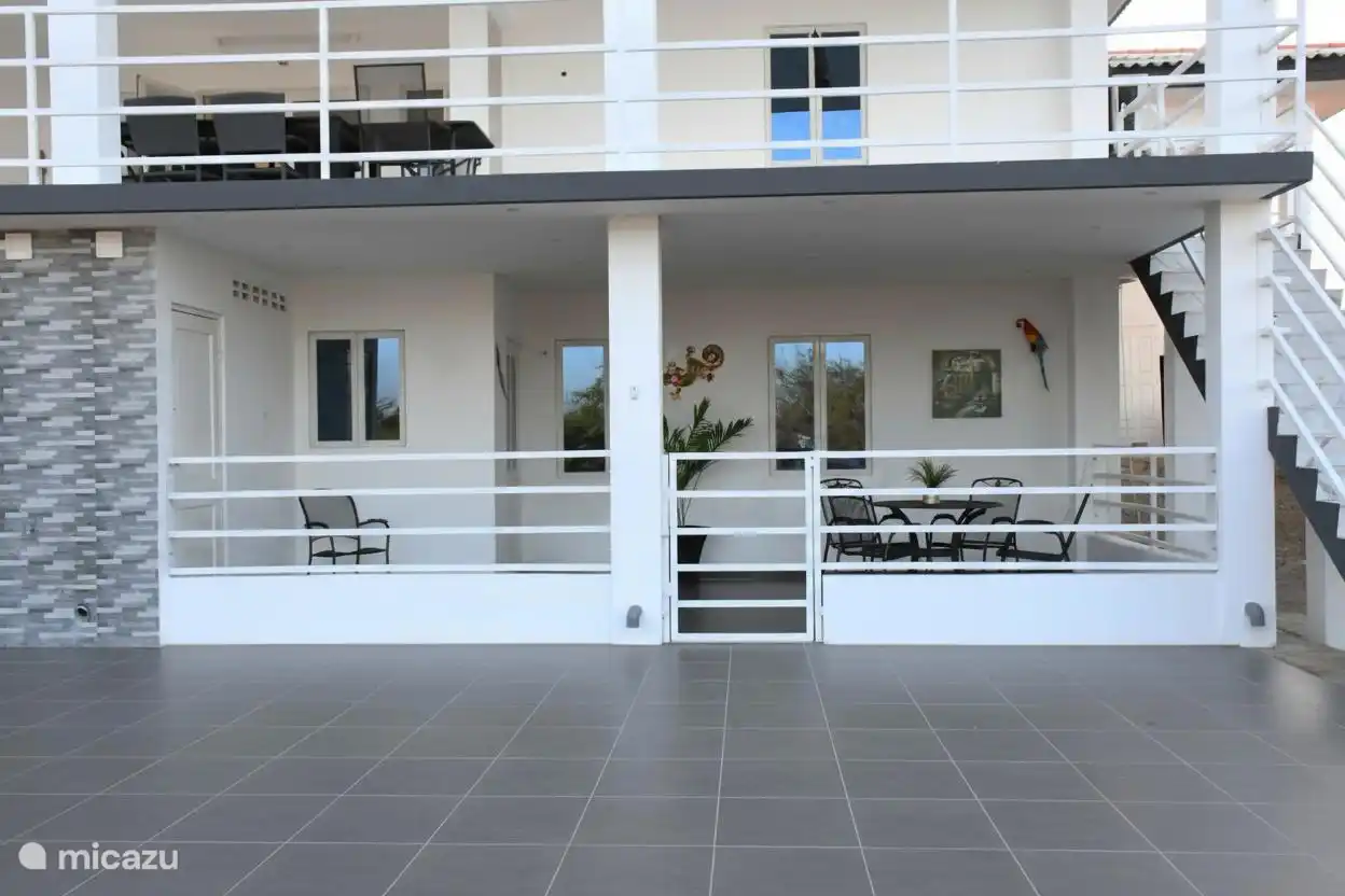 de voorkant van het appartement die is op de begaande grond 