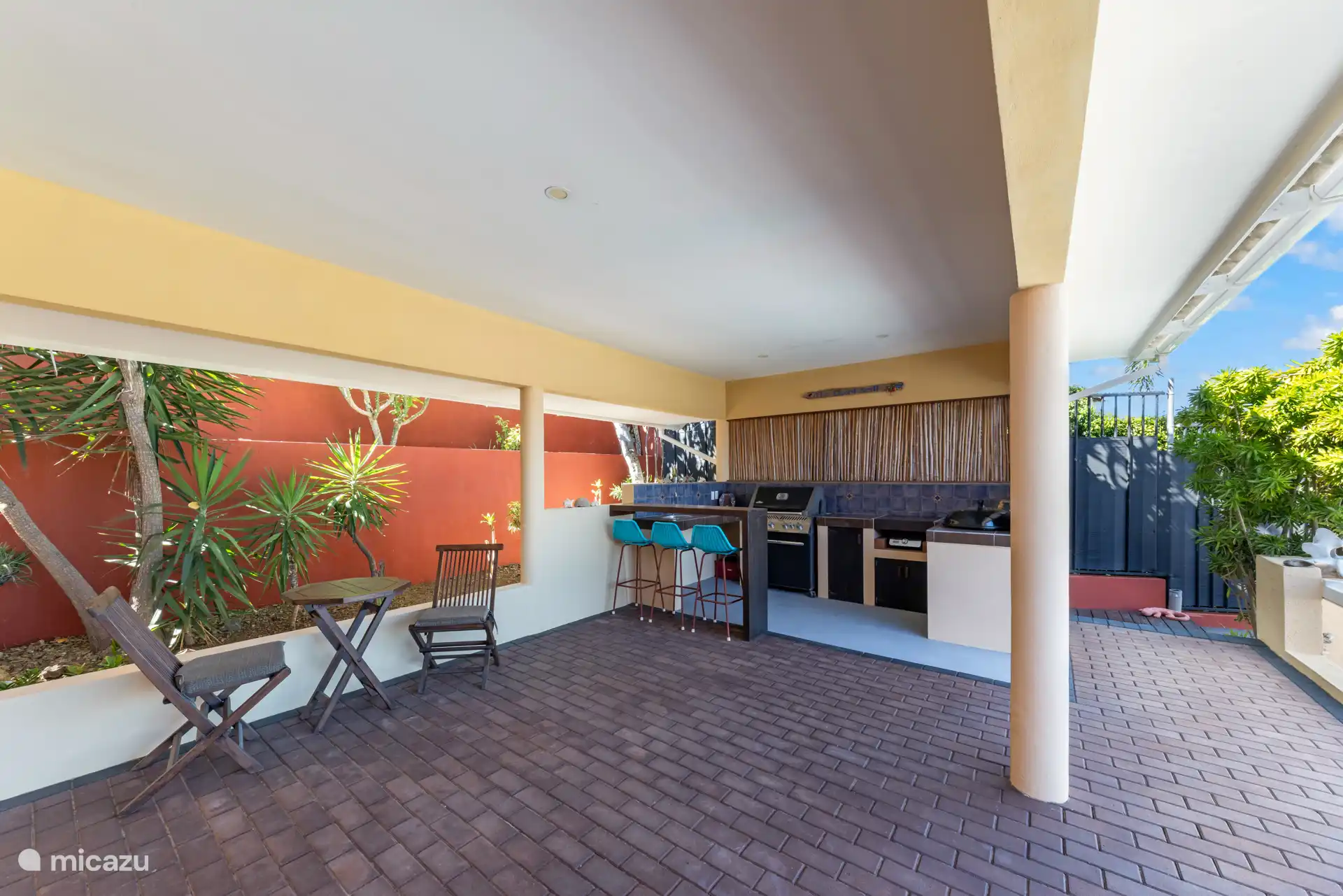 Buitenkeuken met BBQ, perfect voor lange avonden buiten en gezellig samen koken en genieten.
