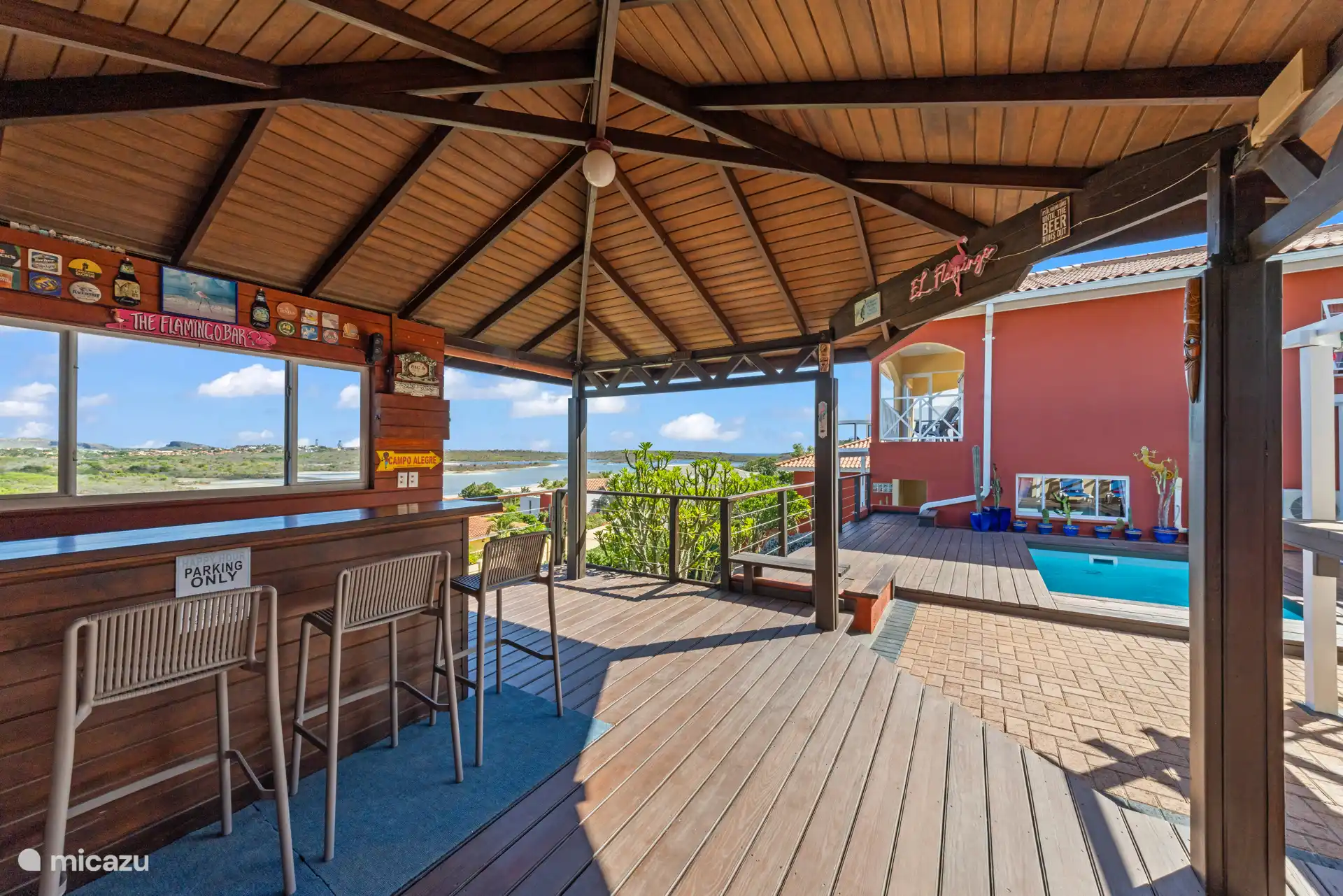 Terras met barretje, plunge pool en een schitterend uitzicht — dé plek om te genieten van het eilandleven