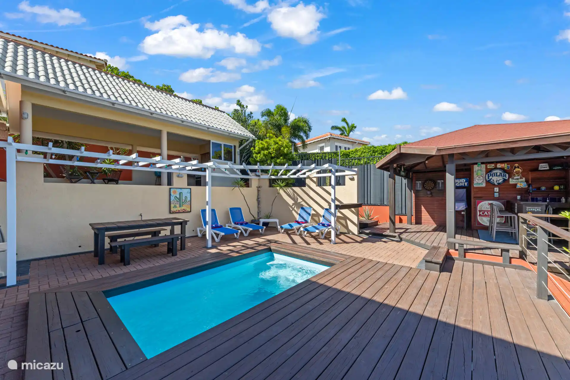 Vanaf het terras met plunge pool geniet je van rust, ruimte en een prachtig uitzicht.