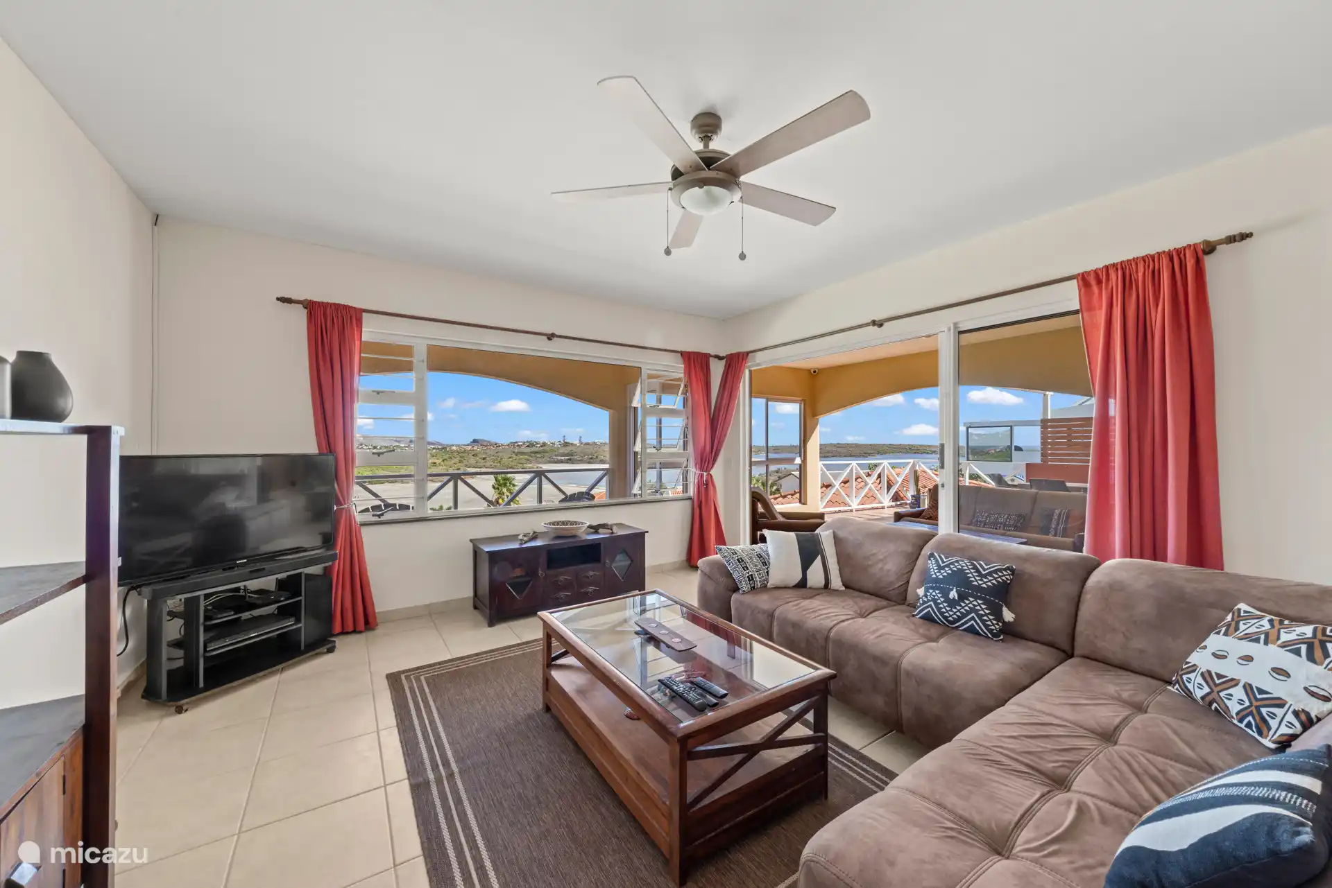 Woonkamer met comfortabele hoekbank en tv, perfect voor een ontspannen moment binnen