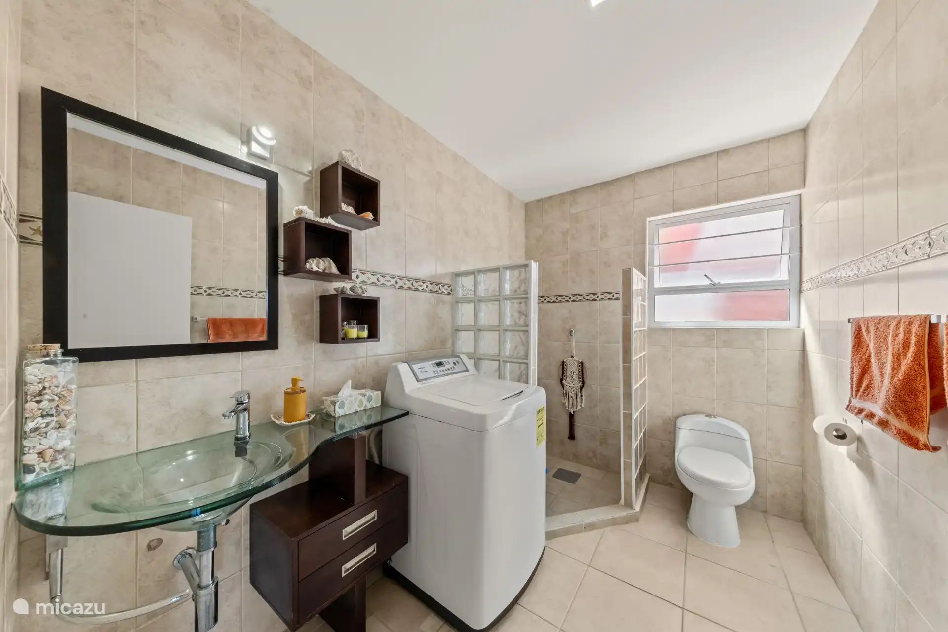 Compact extra badkamer met toilet en wasmachine, ideaal voor extra gemak tijdens je verblijf.