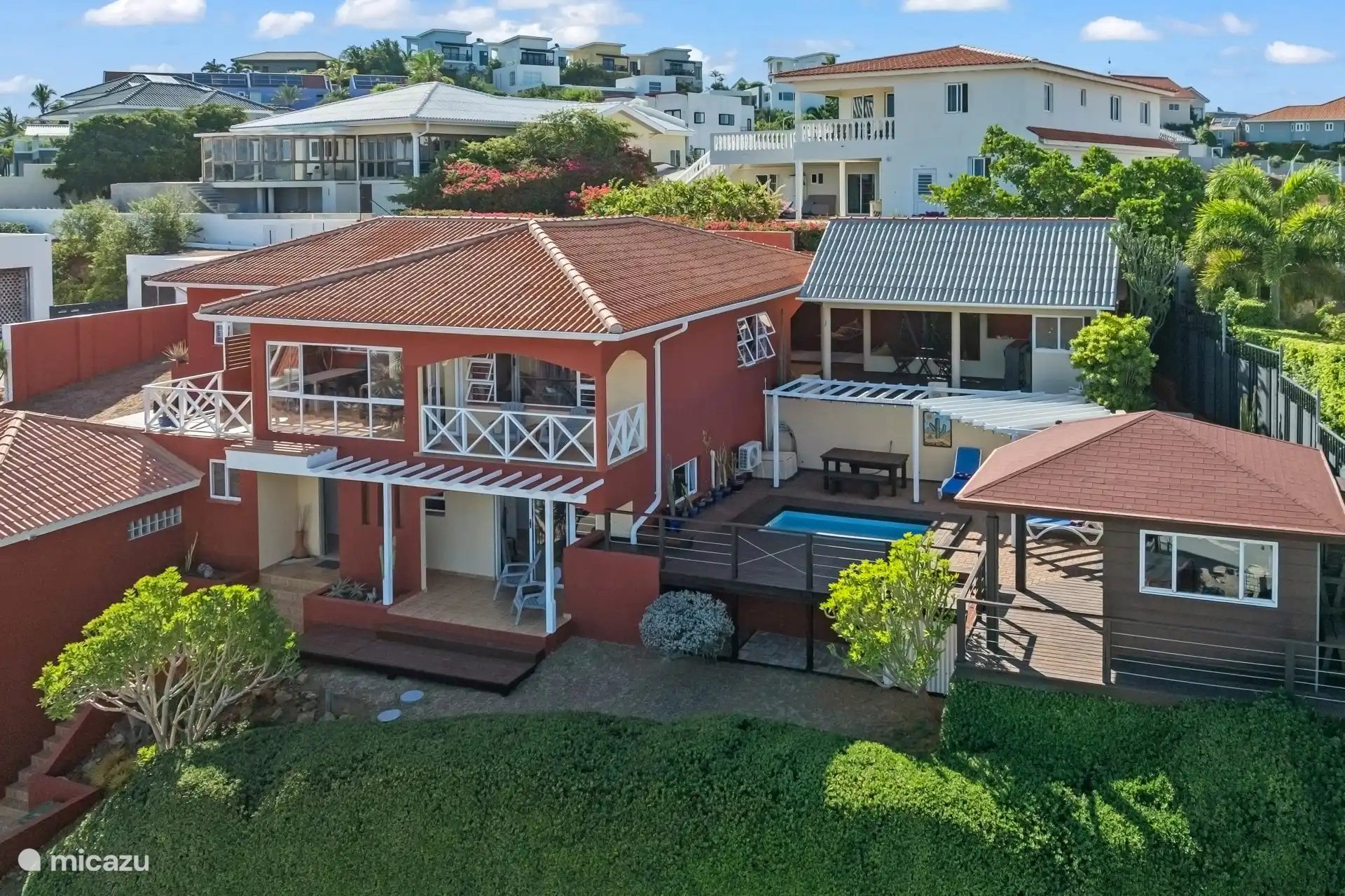 Vooraanzicht van de villa, gelegen in een rustige omgeving met veel privacy en een verzorgde uitstraling.