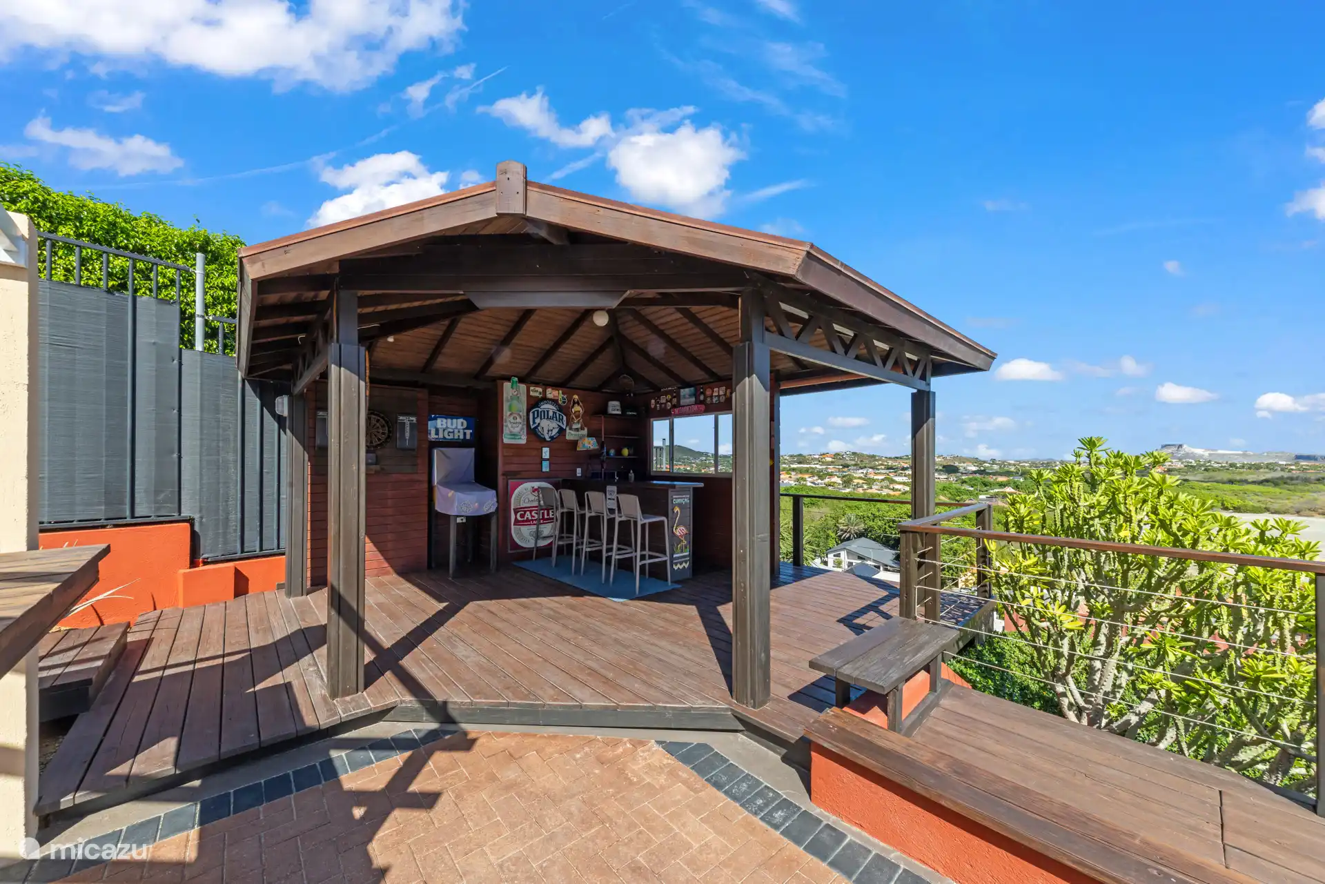 Sfeervol barretje met dartbord, ideaal voor een drankje en een gezellige avond