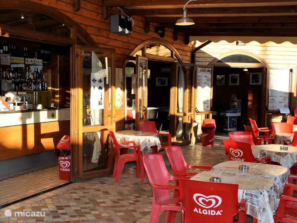 Friendly restaurant and bar on the campsite—for a cappuccino, ice cream or an evening of Italian enjoyment close to your stay