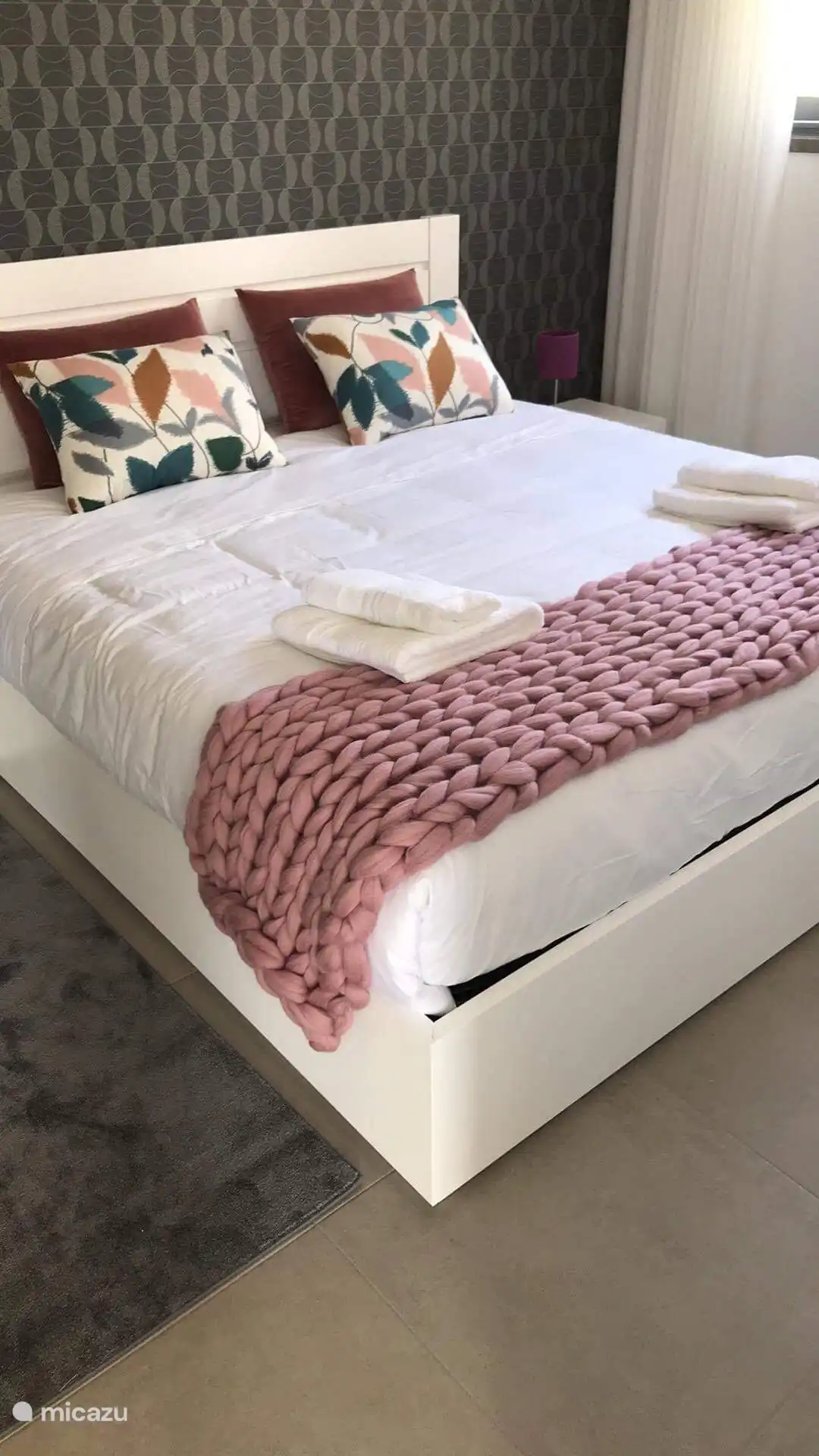 Schlafzimmer im Erdgeschoss mit angrenzendem Bad im Erdgeschoss