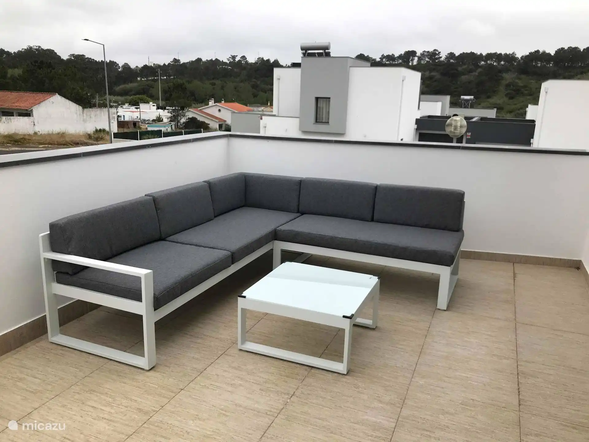 Terrasse oben, erreichbar über die Schlafzimmer oben (Schlafzimmer 2 und Schlafzimmer 3)
