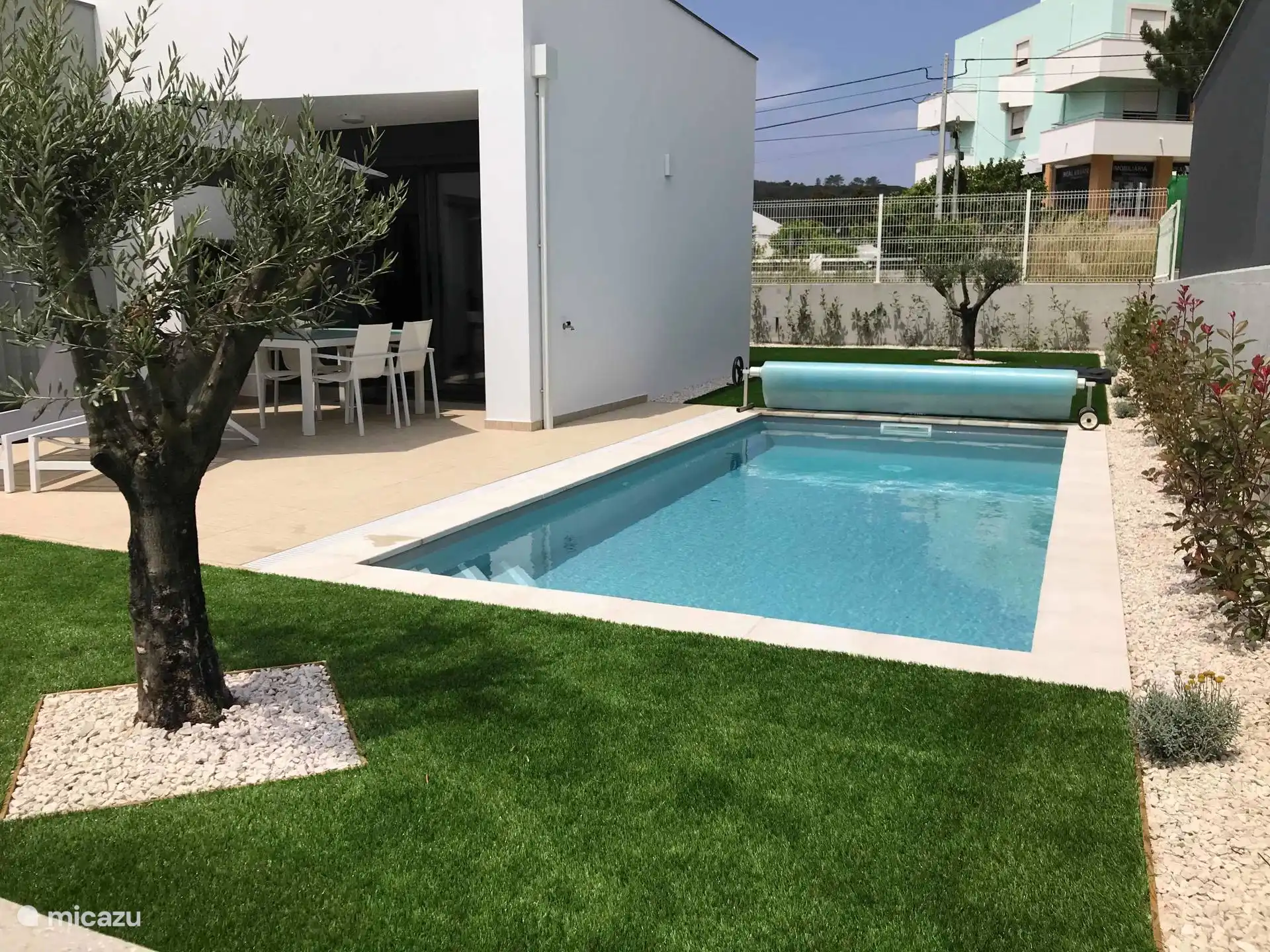 Einzelbecken und Terrasse