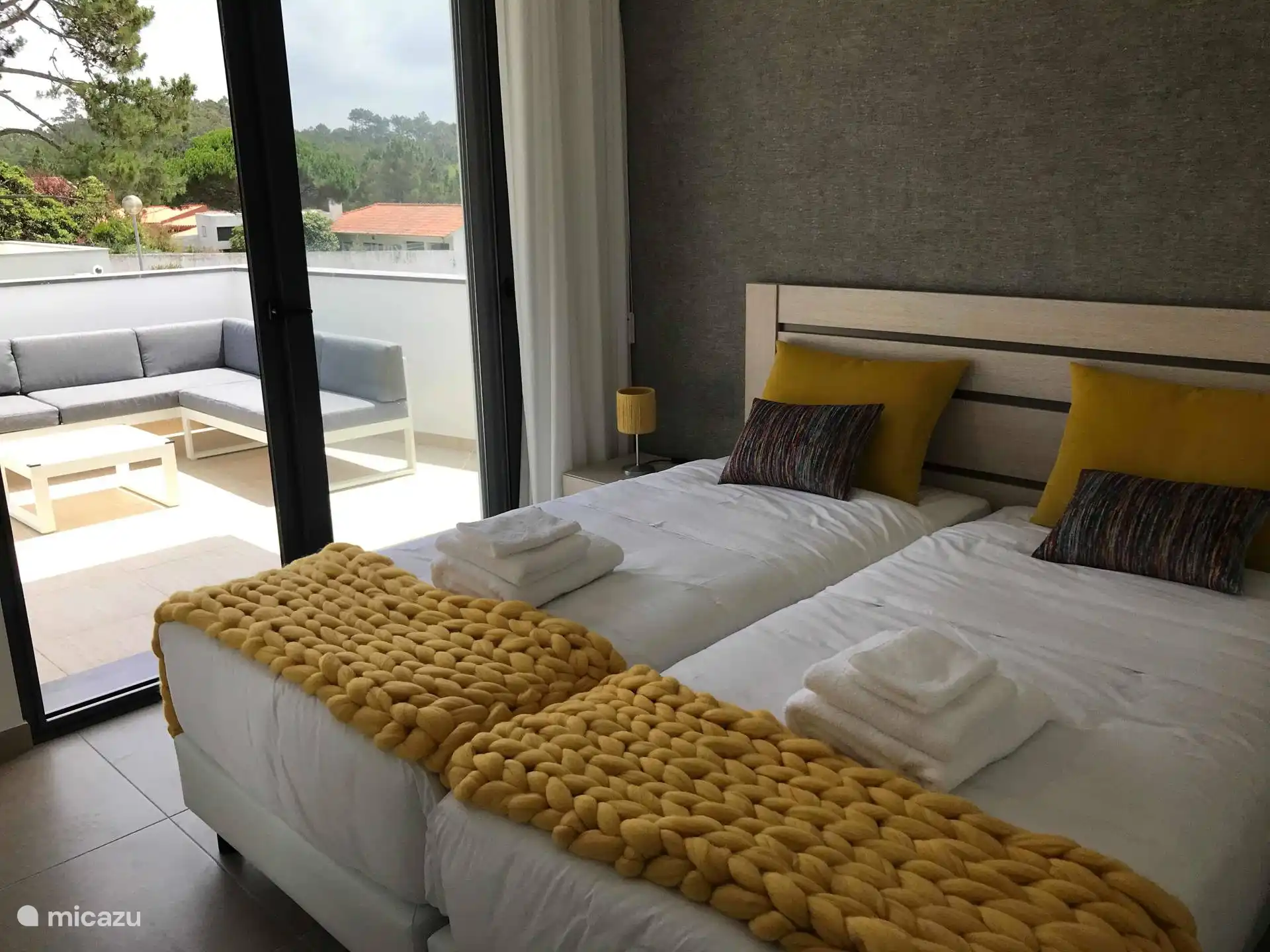 Schlafzimmer 3 (oben) mit angrenzender gemütlicher Terrasse 