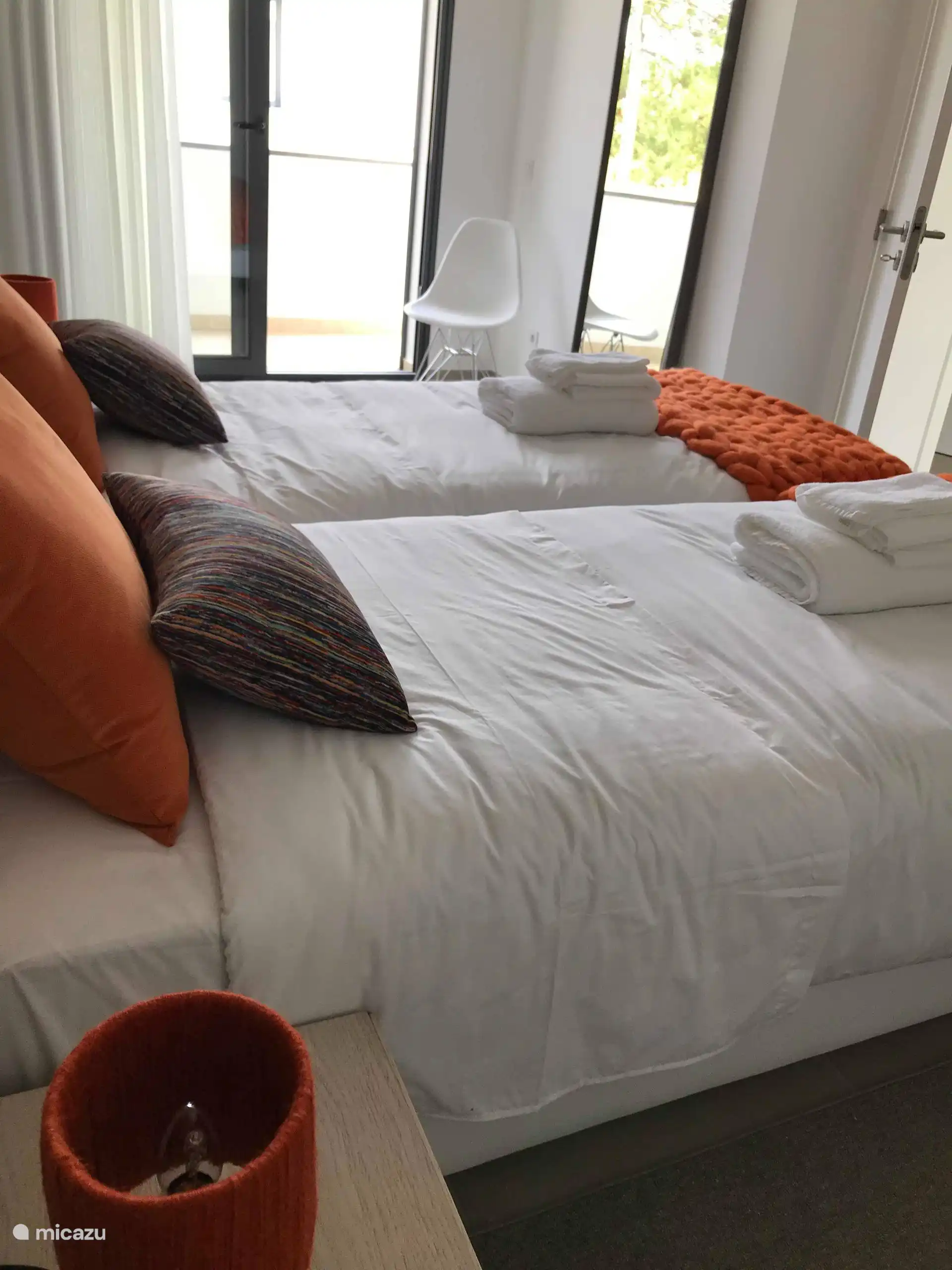 Schlafzimmer 2 (oben) mit angrenzender Terrasse im Obergeschoss