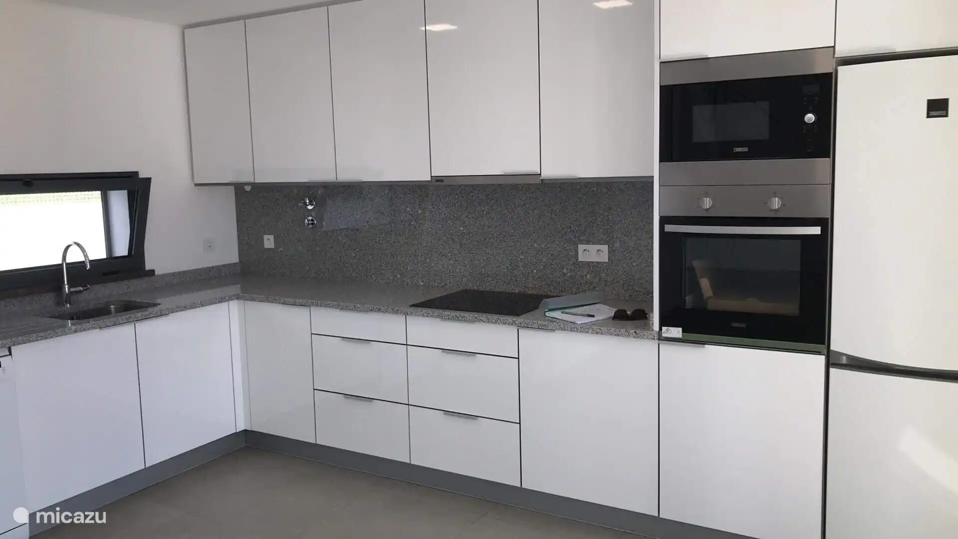 voll ausgestattete offene Küche