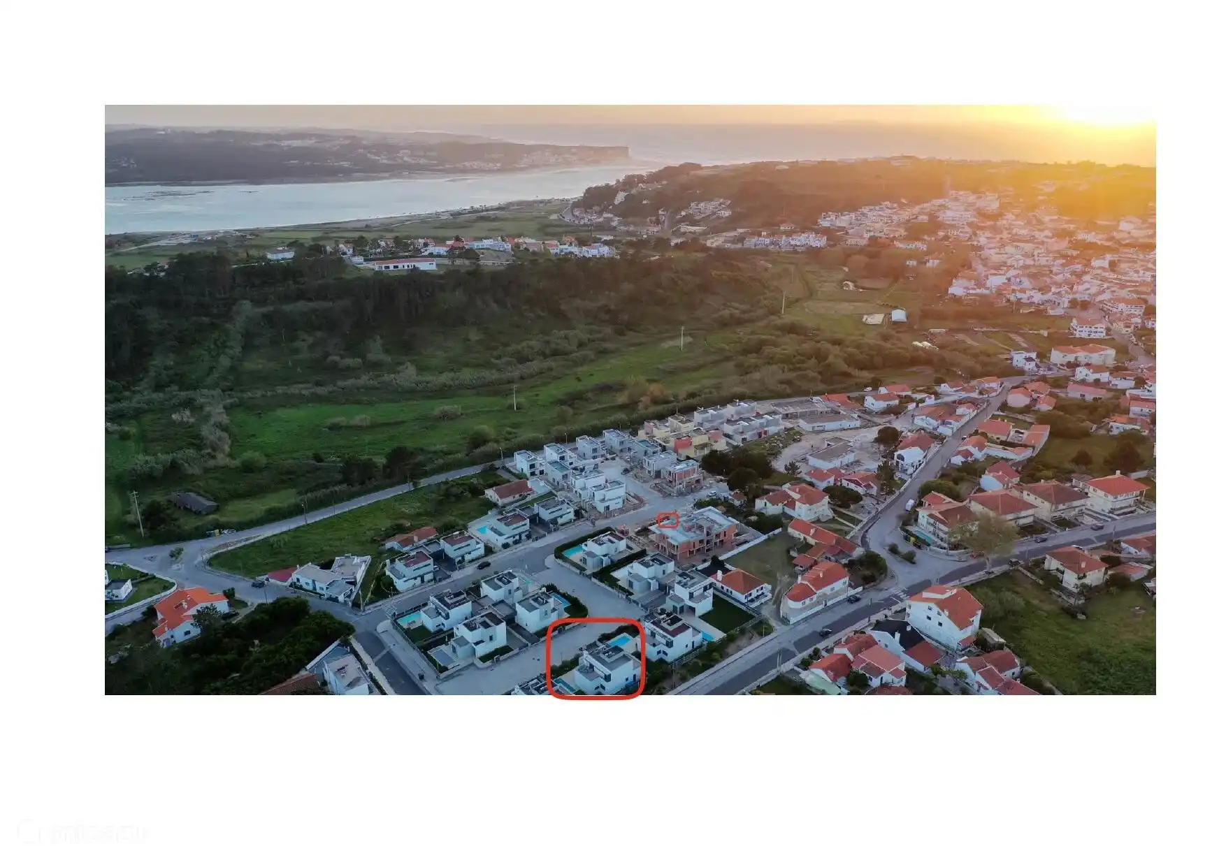 Droneshot, unser Haus im roten Rahmen, fußläufig von der Lagune und dem Meer entfernt