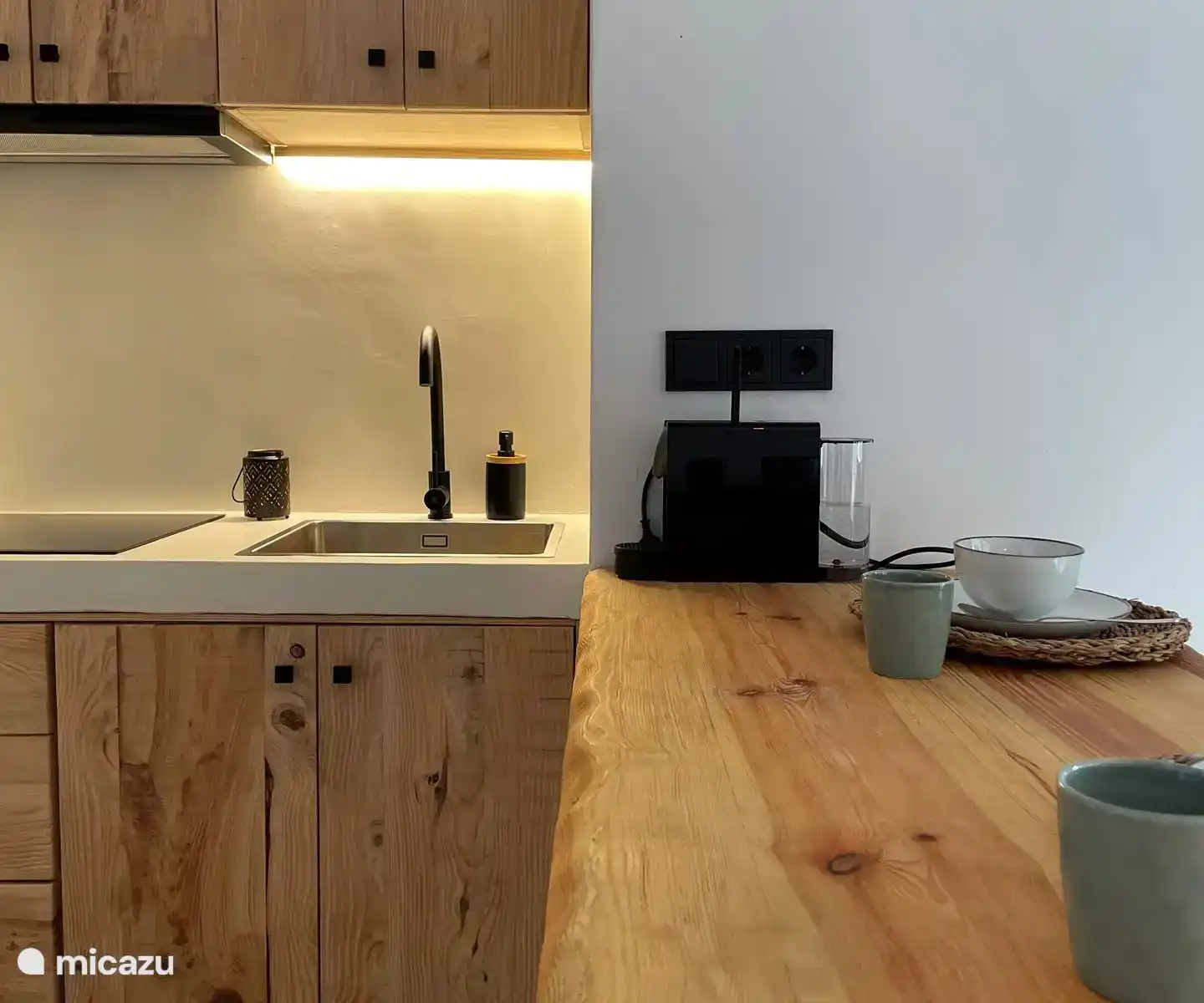 Gemütliche Boho-Küche mit rustikalen Holzelementen.