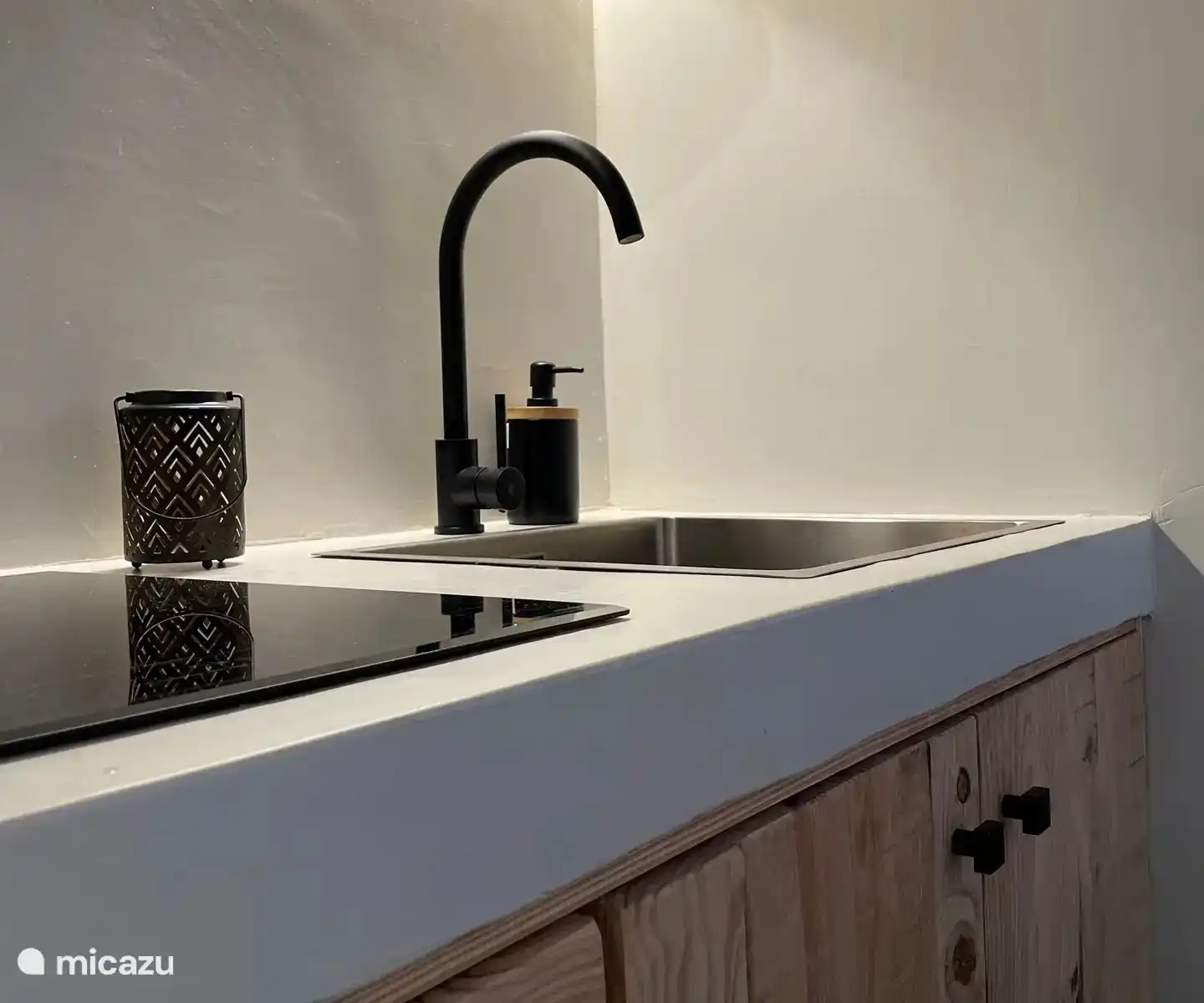 Boho-Küche mit Vitrokeramikherd, Kombiofen, Kühlschrank/Gefrierschrank, Nespresso-Maschine und Entsuchtsafter.