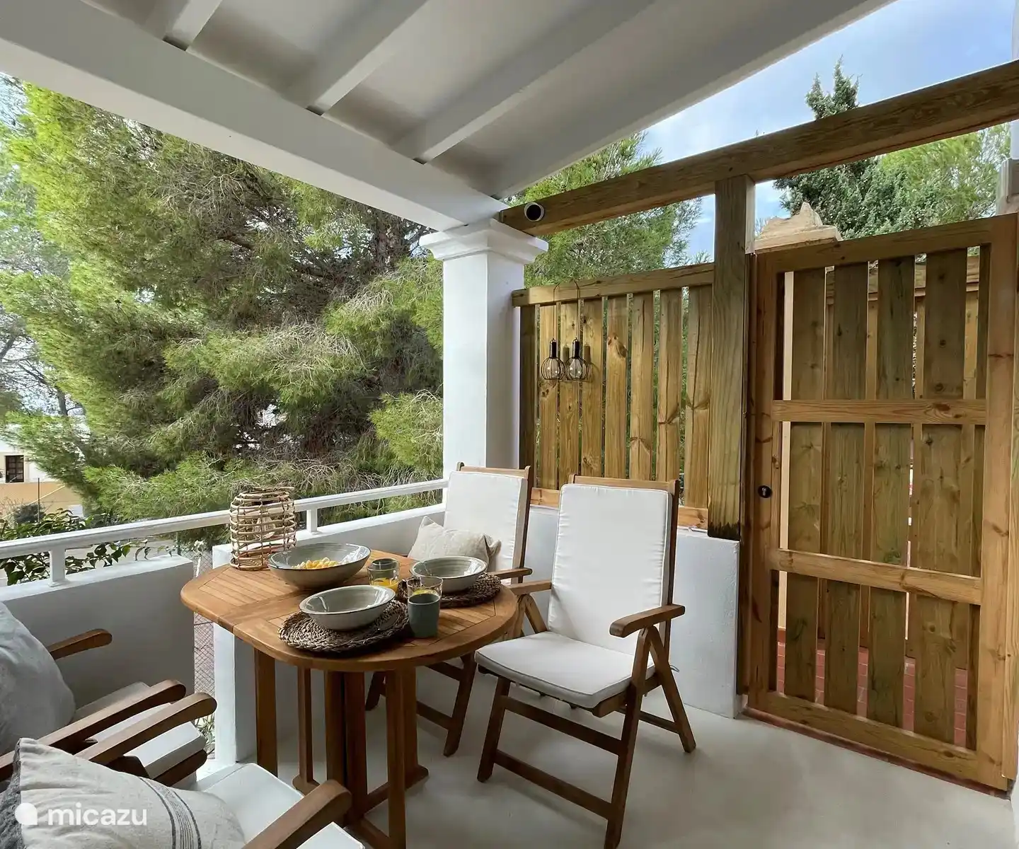 Gemütliche überdachte Terrasse mit Meerblick, auf der Sie gemeinsam wunderbare Momente genießen können, sowohl tagsüber als auch abends.