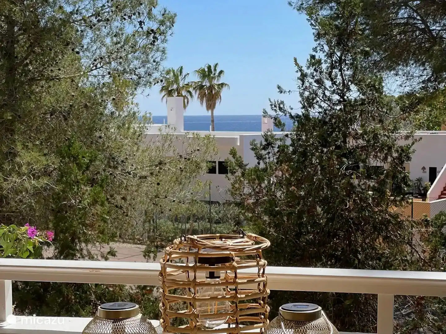 Meerblick von der Terrasse und dem Wohnzimmer.
