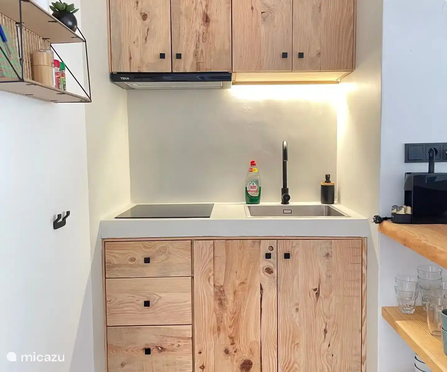 Gemütliche Boho-Küche mit rustikalen Holzelementen.