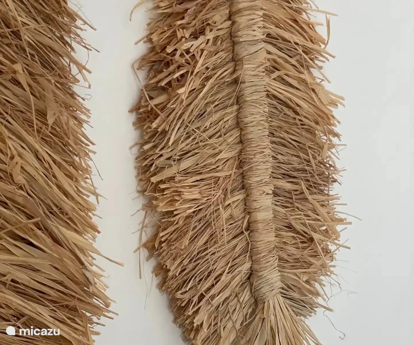 Schöne Boho-Elemente sind in der Wohnung vorhanden.