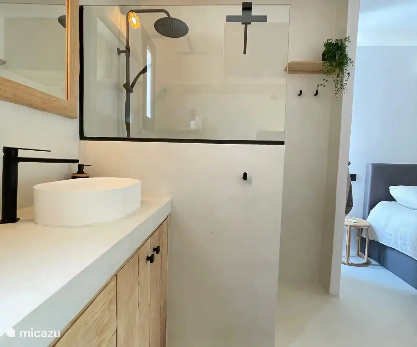 Integriertes Badezimmer mit begehbarer Dusche, Waschbecken, Toilette und Waschmaschine und Trockner.