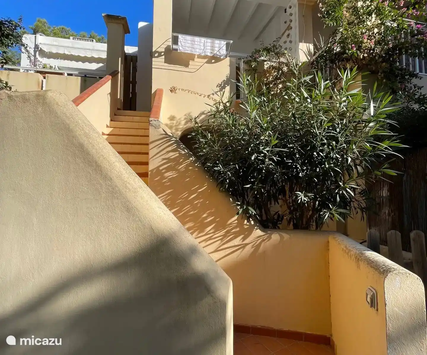 Die Wohnung befindet sich im Erdgeschoss und ist über einige Stufen zugänglich. Das Gebäude hat nur zwei Stockwerke, daher gibt es keine Nachbarn im Obergeschoss.