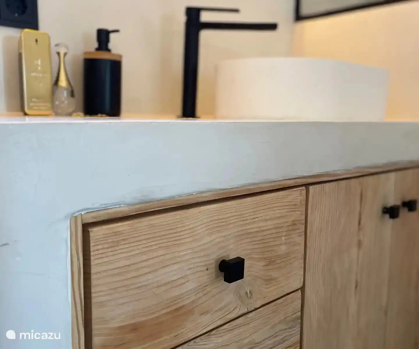 Integriertes Badezimmer mit begehbarer Dusche, Waschbecken, Toilette und Waschmaschine und Trockner.