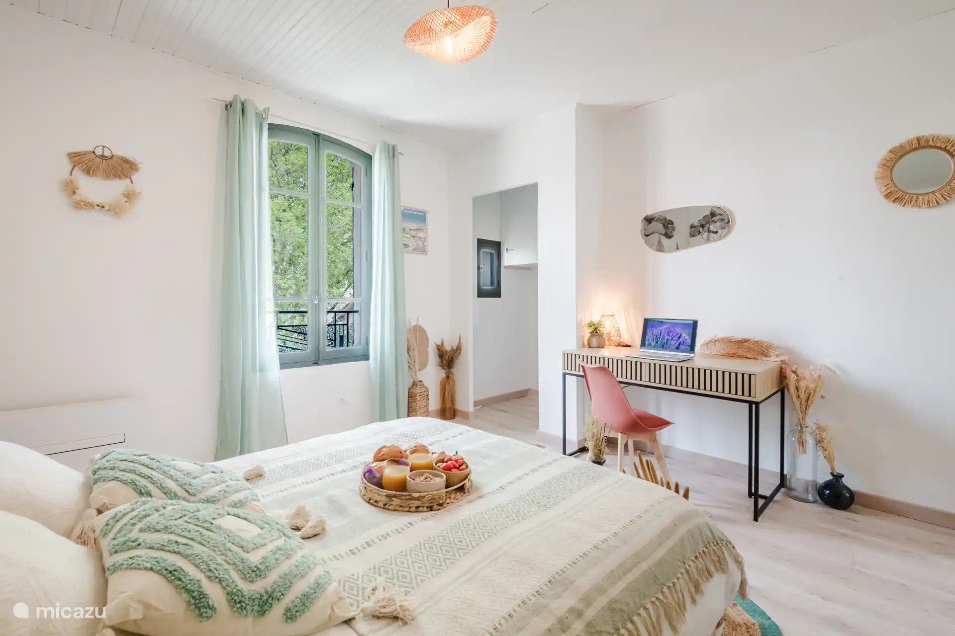 Geräumiges Schlafzimmer mit Queen-Size-Bett (160x200), das mehrere Stauraum bietet.