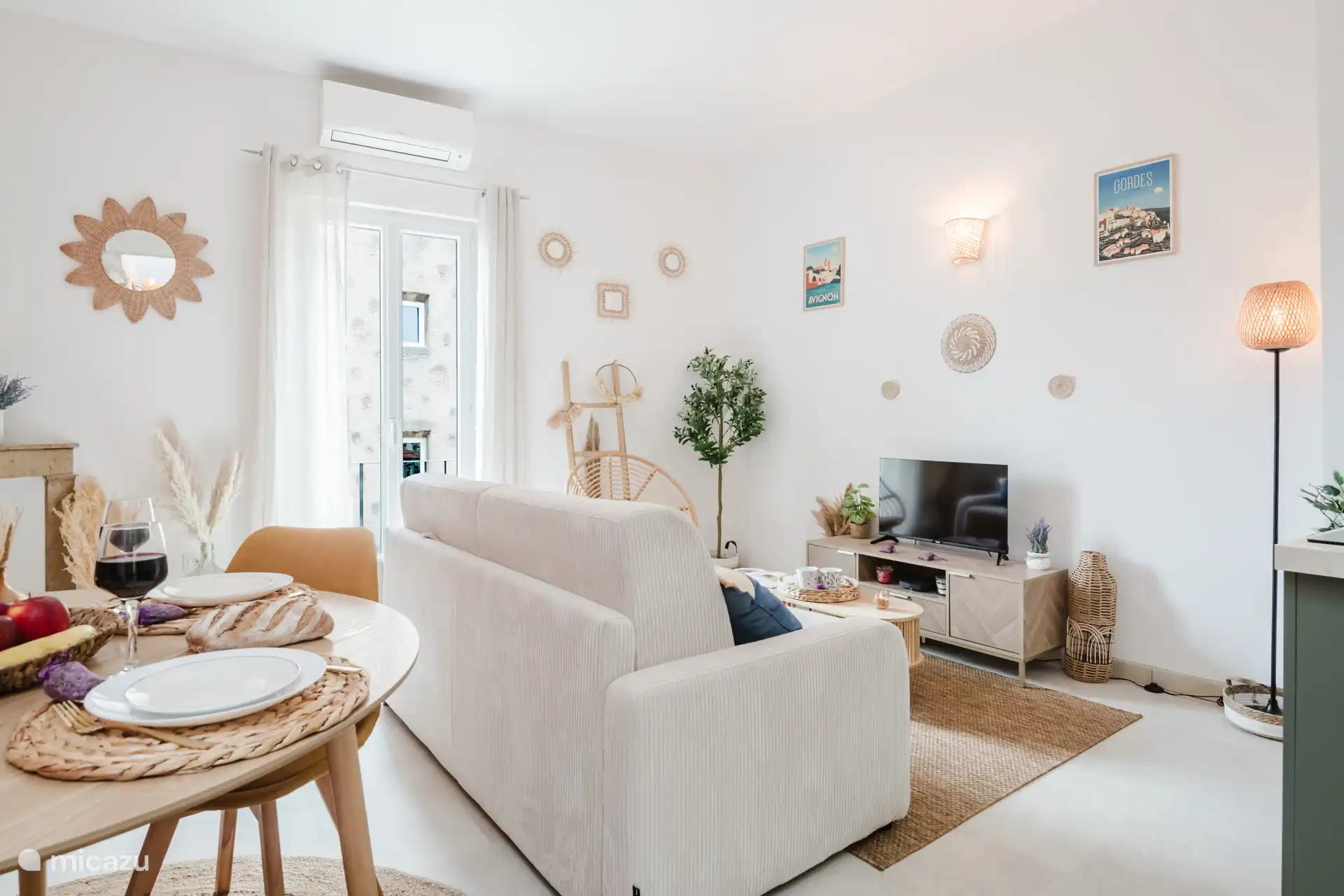 Geselliger Speisebereich, um die großartigen lokalen Jahrgänge zu genießen, von der Côtes-du-Rhône bis zum prestigeträchtigen Châteauneuf-du-Pape.