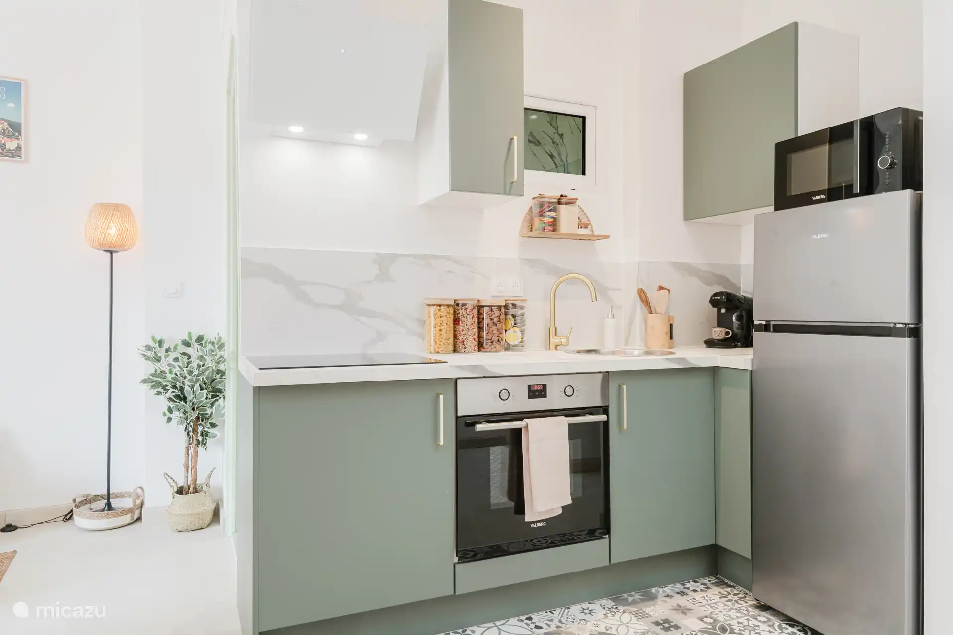 Essbereich mit voll ausgestatteter Küche, um gesellige Momente mit Liebenden oder Freunden zu genießen.