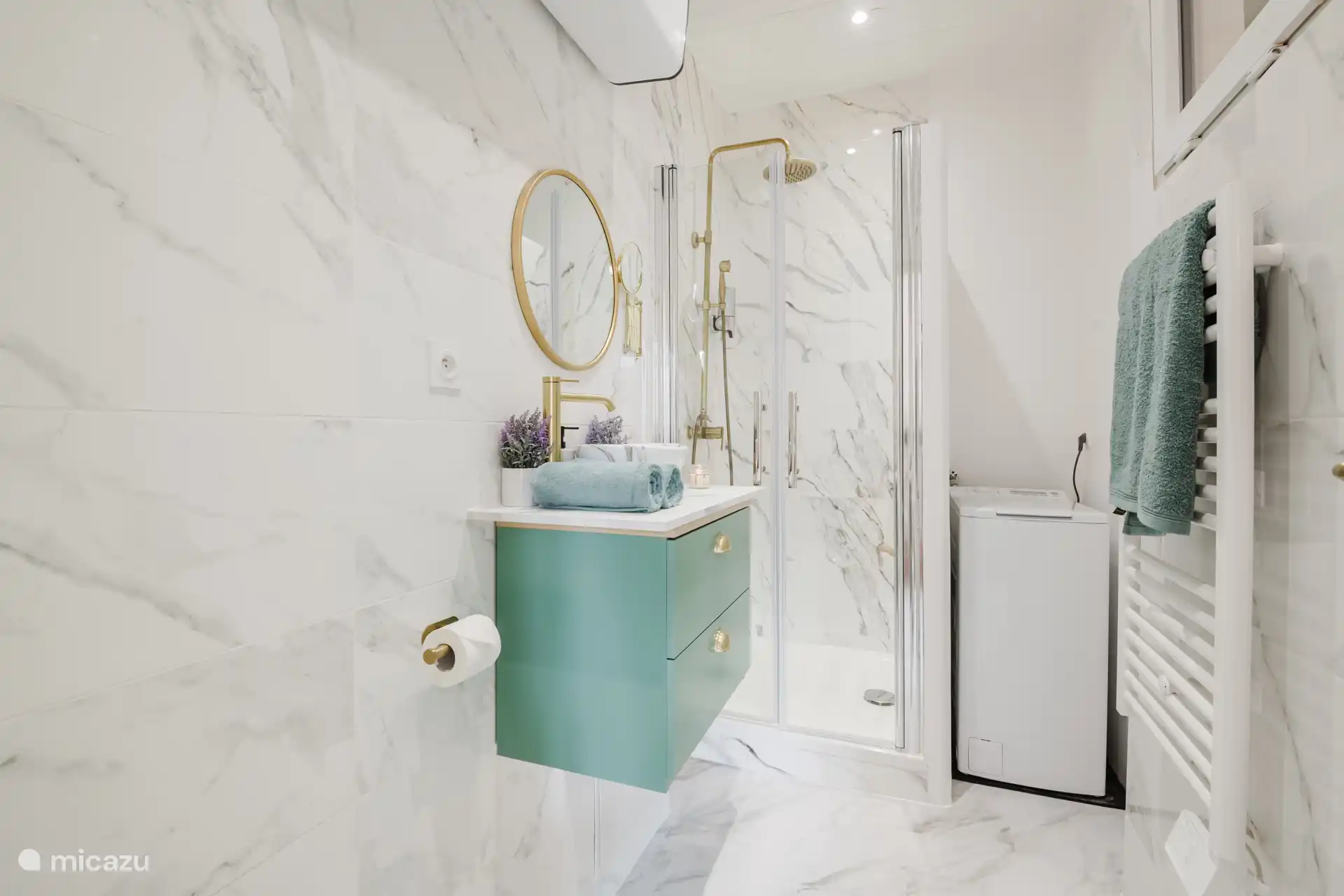 Modernes Badezimmer mit Handtüchern, Duschgel und Hygieneartikeln für alle Reisenden.