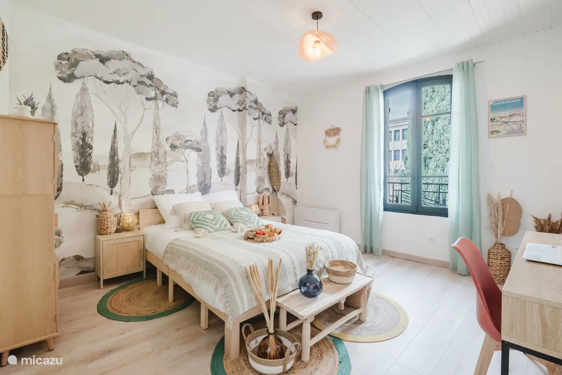 Großes Schlafzimmer mit bequemem Queen-Size-Bett (160x200) und vielen Staumöglichkeiten.