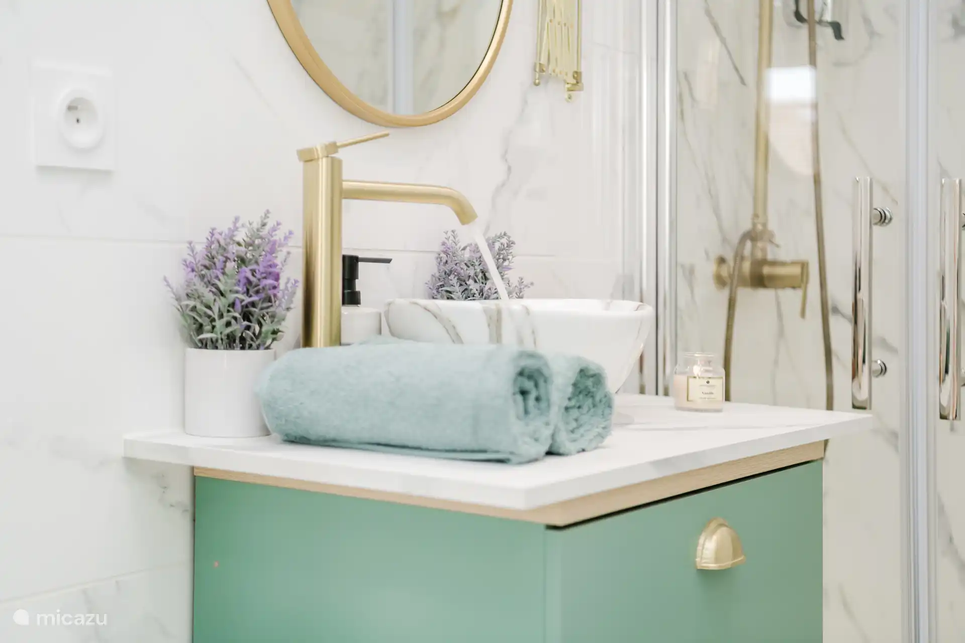 Toilettenbereich mit individuellen Badetüchern für jeden Reisenden.