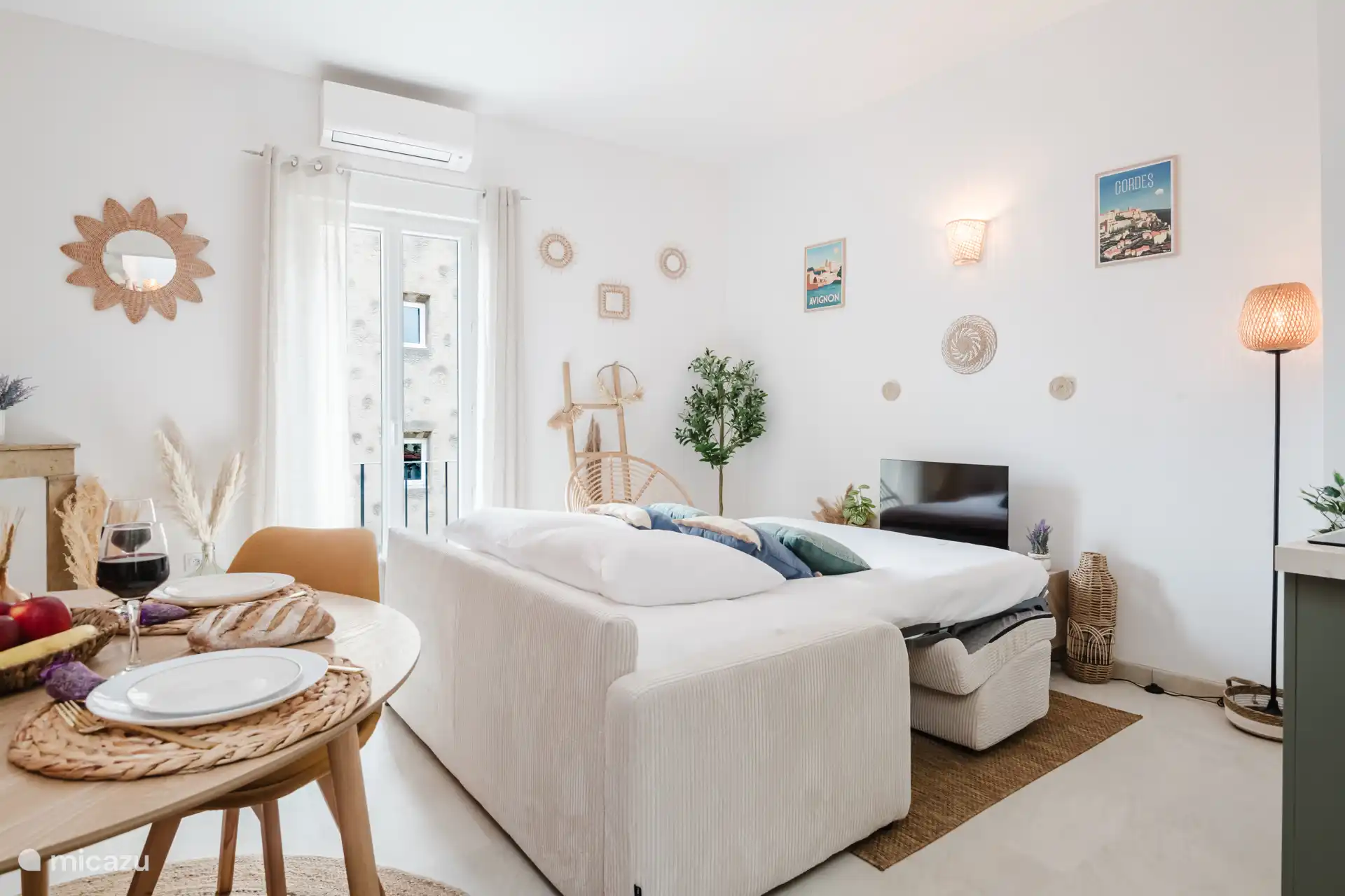 Gemütliches Schlafsofa (140x190) in provenzalischer Atmosphäre, duftet nach Lavendel.