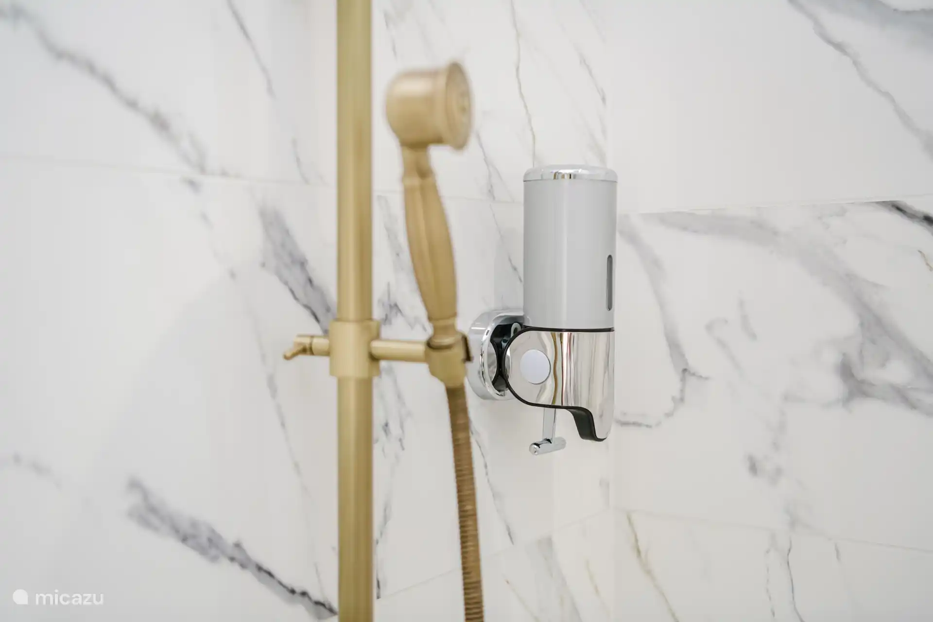 Goldene Dusche in einem zeitgenössischen Badezimmer