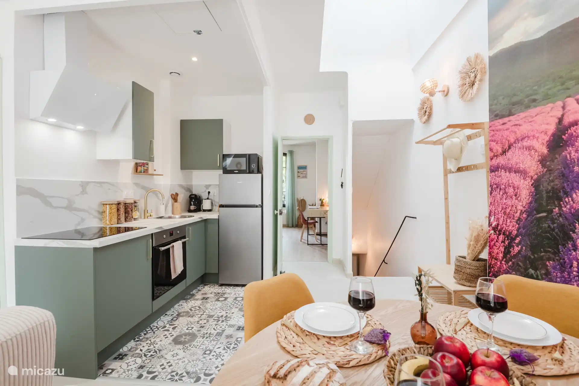 Tisch, um eine gute Flasche Rotwein zu genießen (Côtes-du-Rhône oder Châteauneuf-du-Pape?)