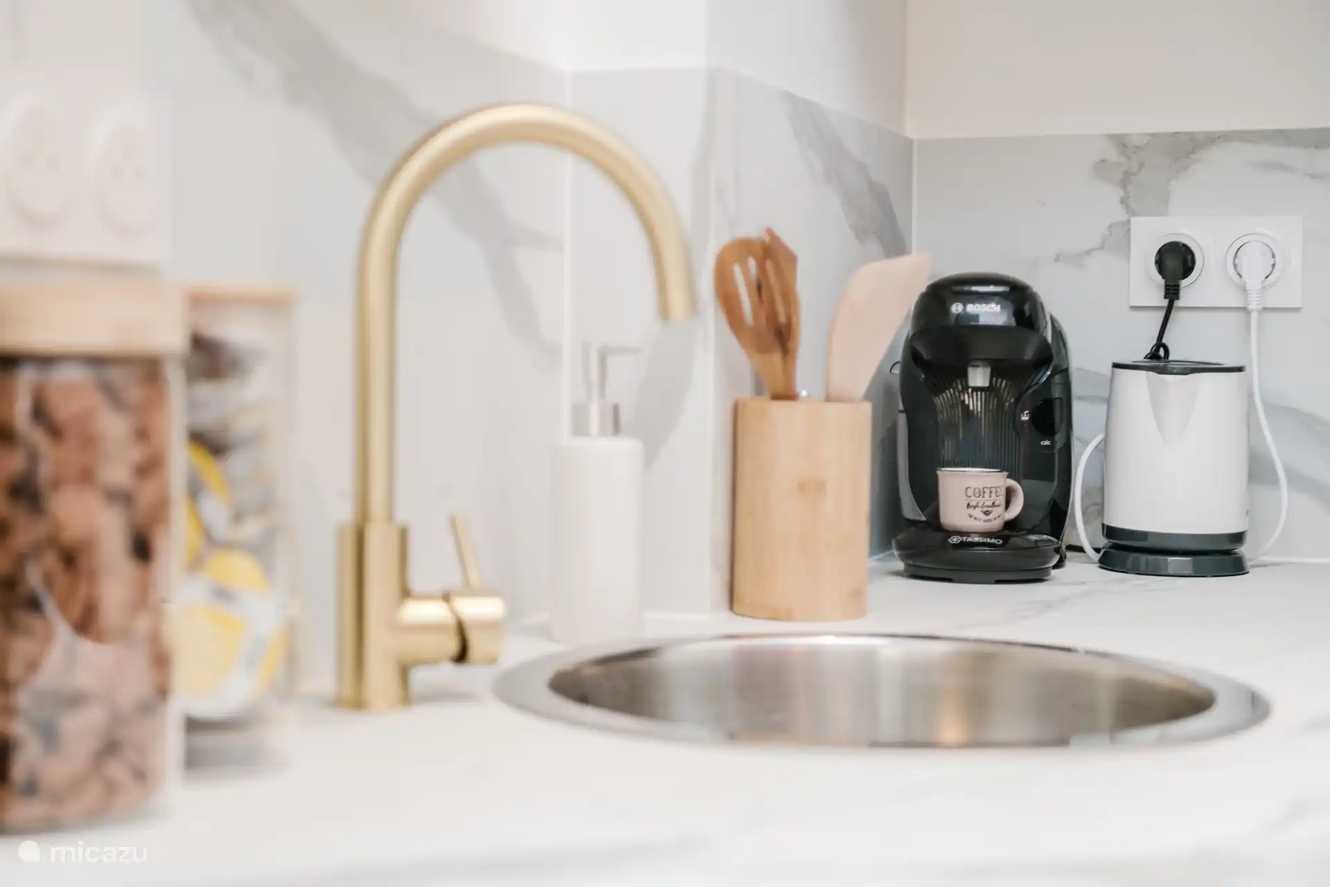 Ausgestattete Küche ist ideal, um Ihre Mahlzeiten zu zweit oder mit Freunden zu genießen.