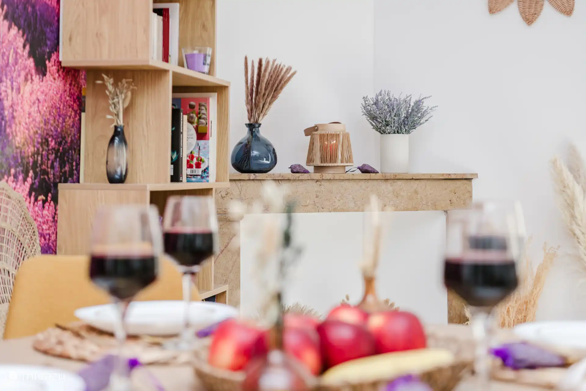 Tisch, um eine gute Flasche Rotwein zu genießen (Côtes-du-Rhône oder Châteauneuf-du-Pape?)