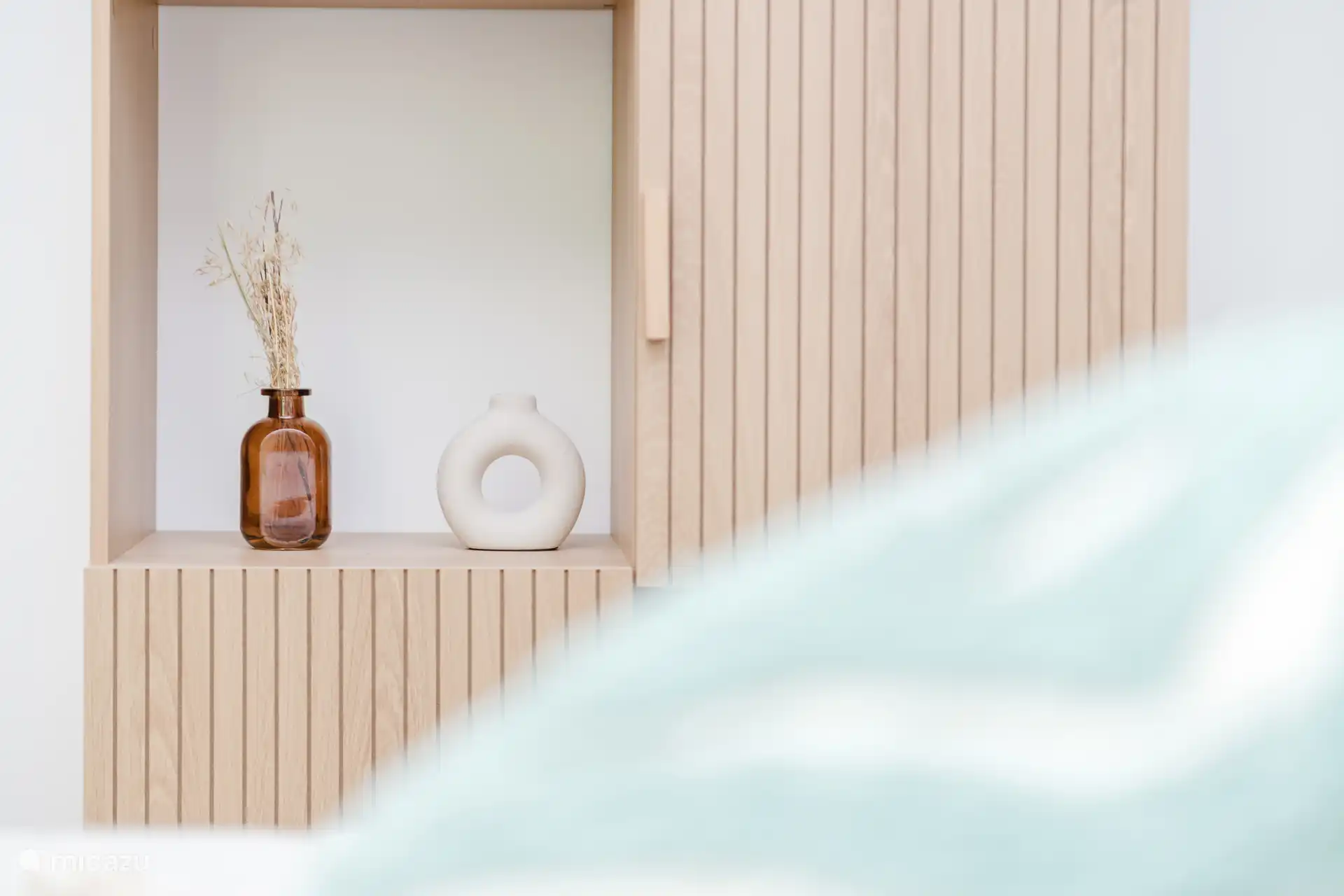 Dekoration mit provenzalischen und bohemischen Akzenten, die die warme Atmosphäre des Südens hervorrufen.