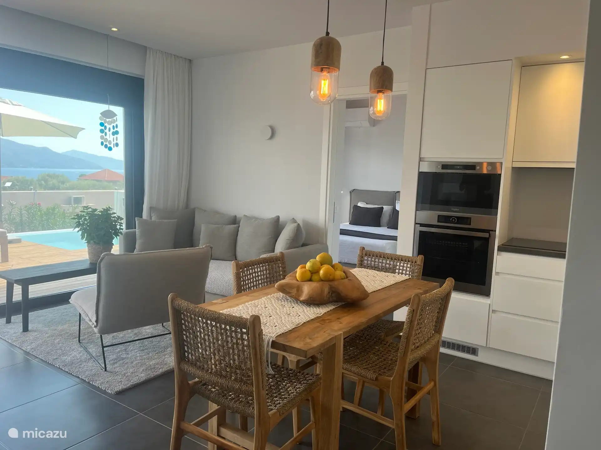 Woonkamer en eettafel.