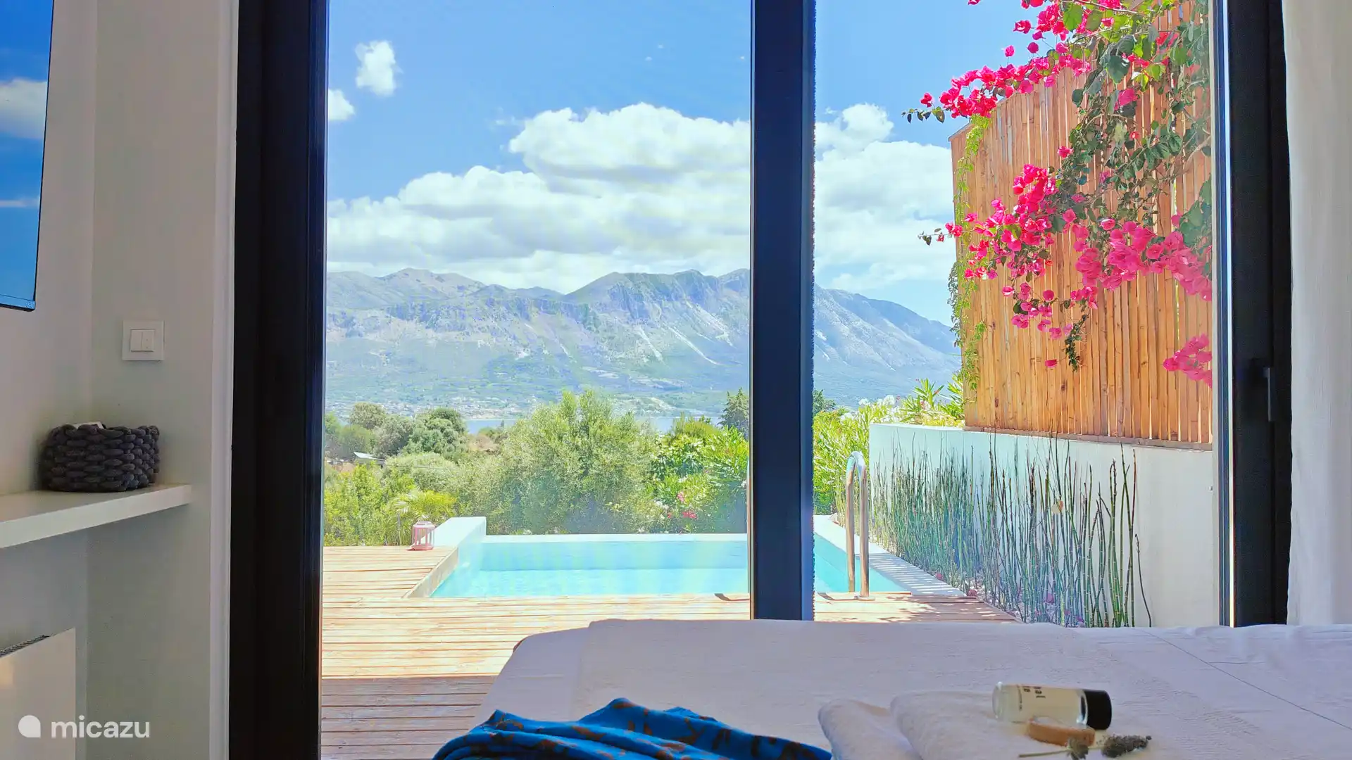 Piscina y vistas al mar desde el dormitorio principal.