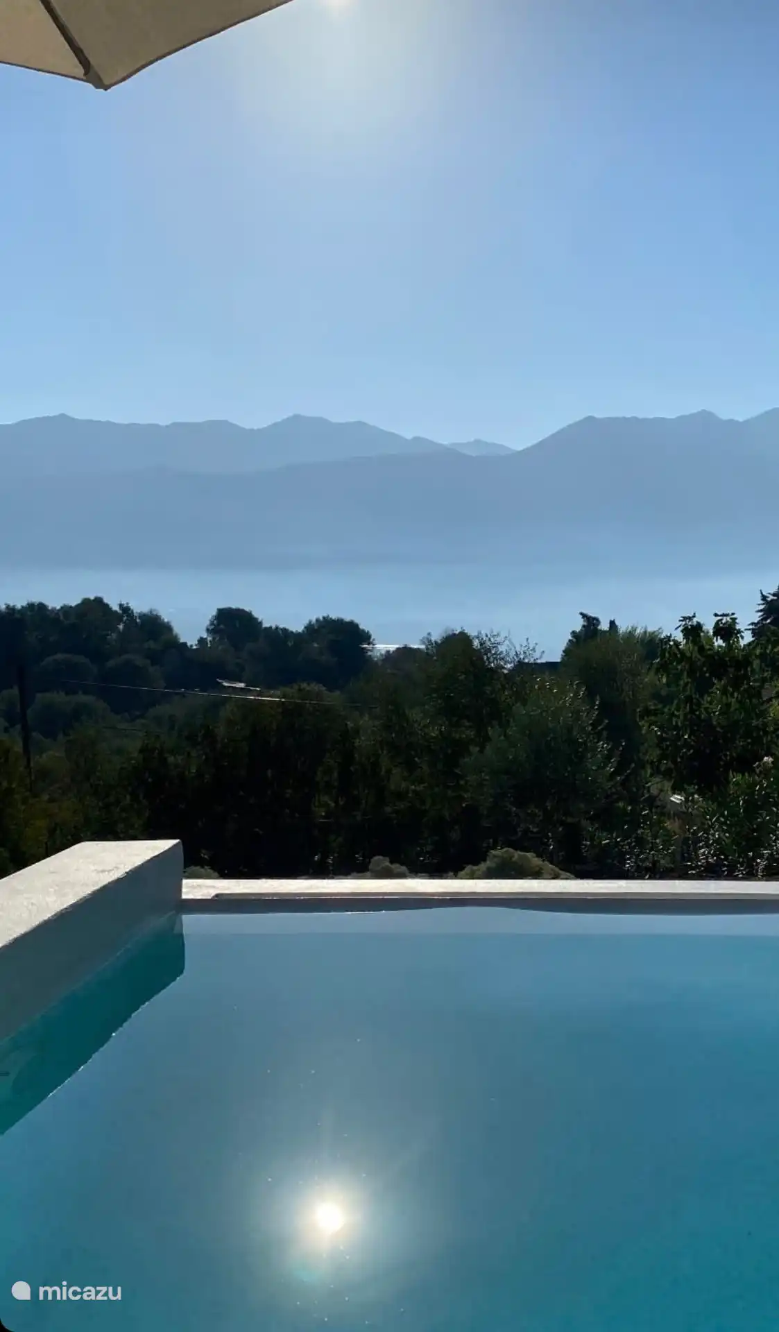 Uitzicht op een zoutwaterbadbad.