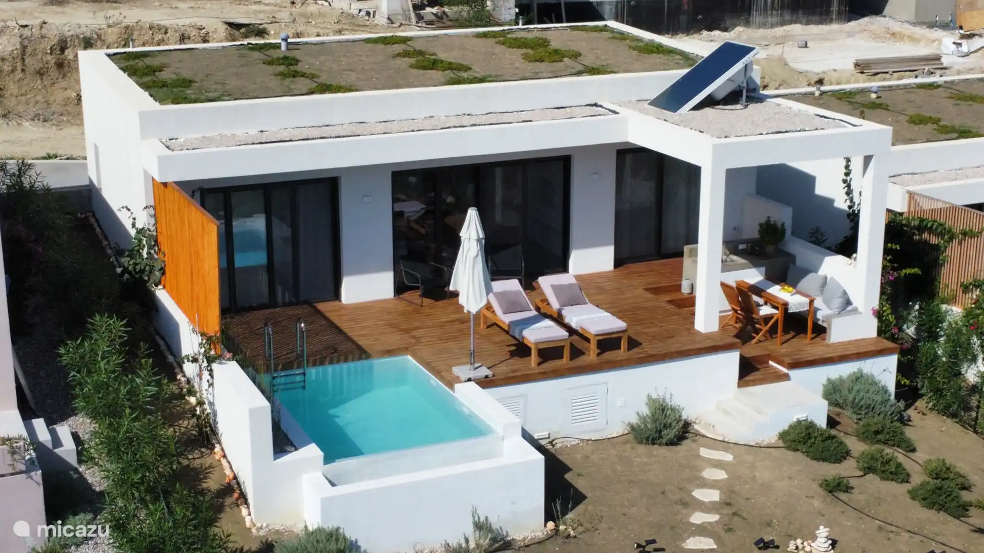 Buitenruimte, terras, zwembad en eettafel. 