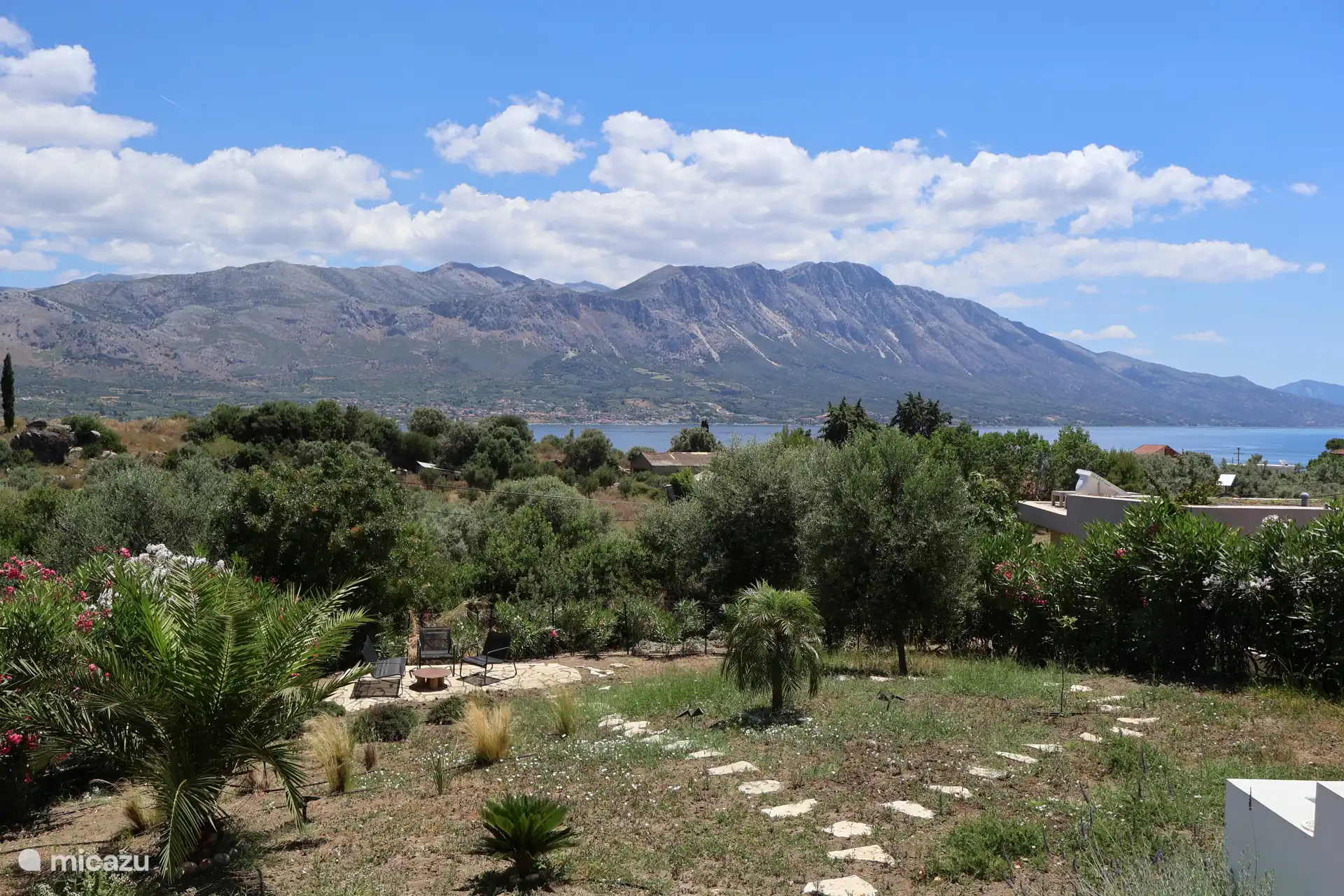 Jardín con vistas al mar y a la montaña.