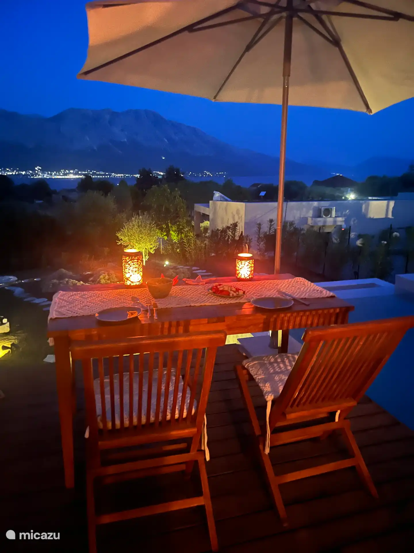 Diners in Villa Asteria.