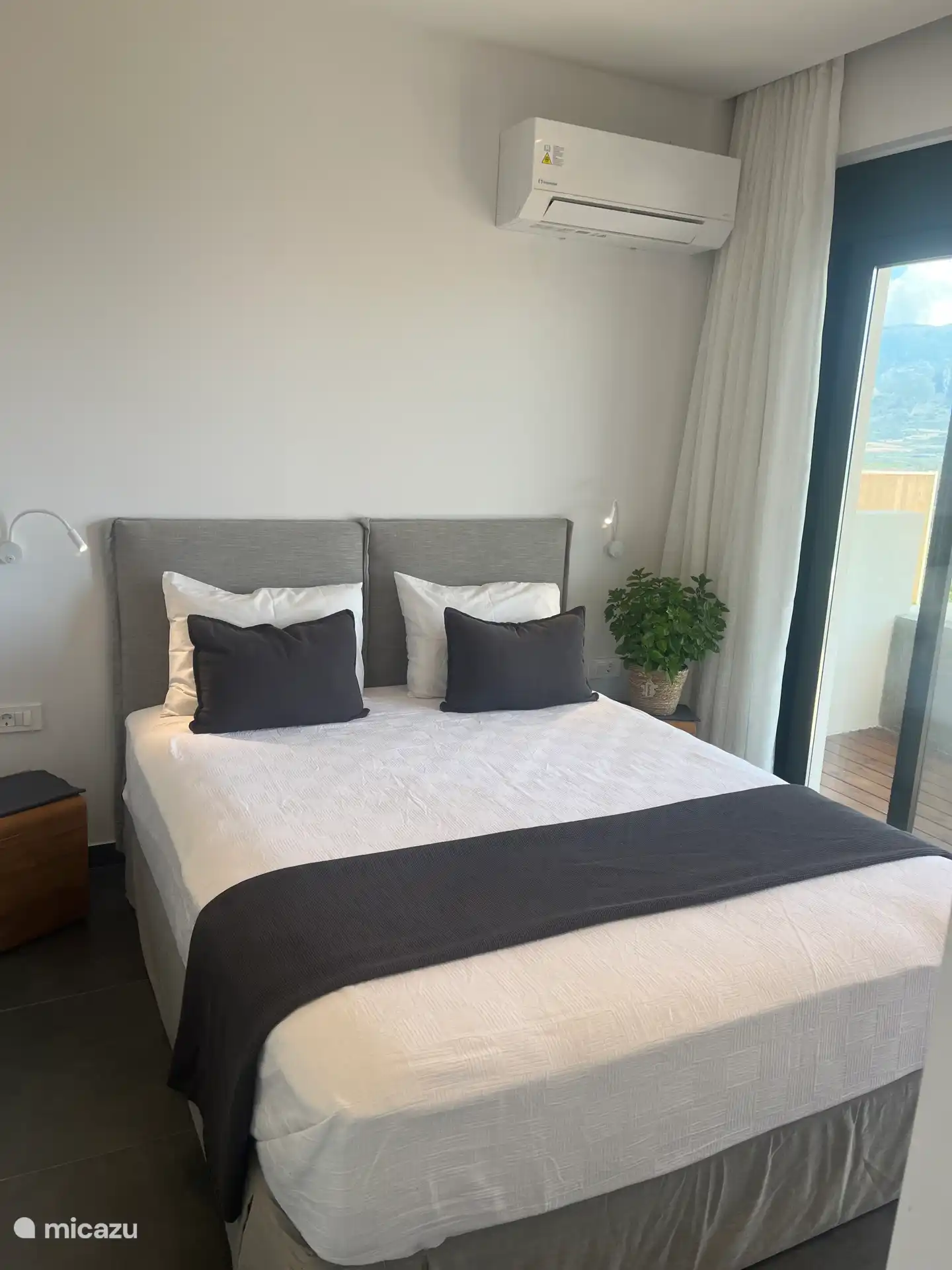 Gastenkamer met een tweepersoonsbed. 