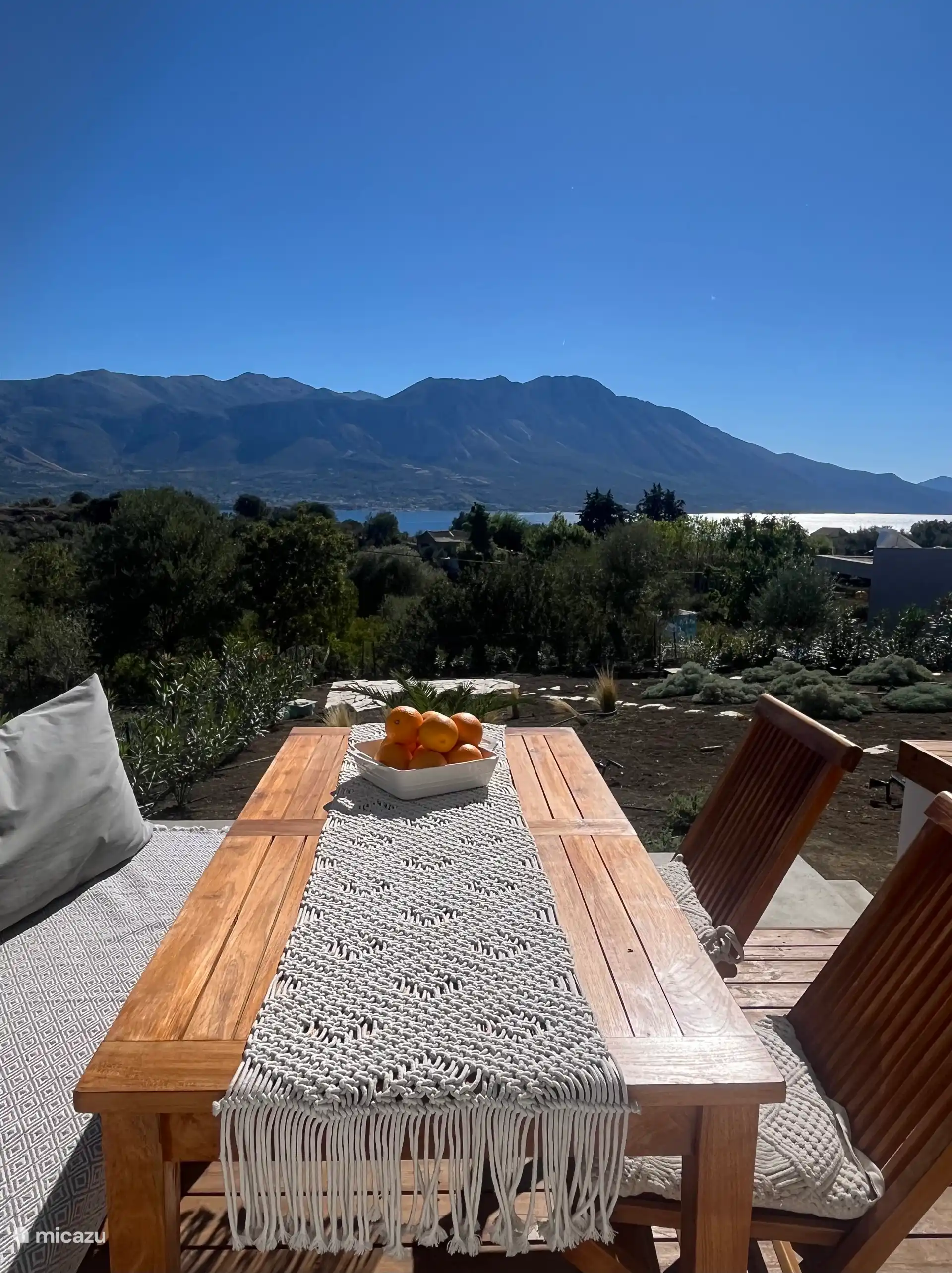 Prachtig uitzicht op zee en bergen vanaf de villa.