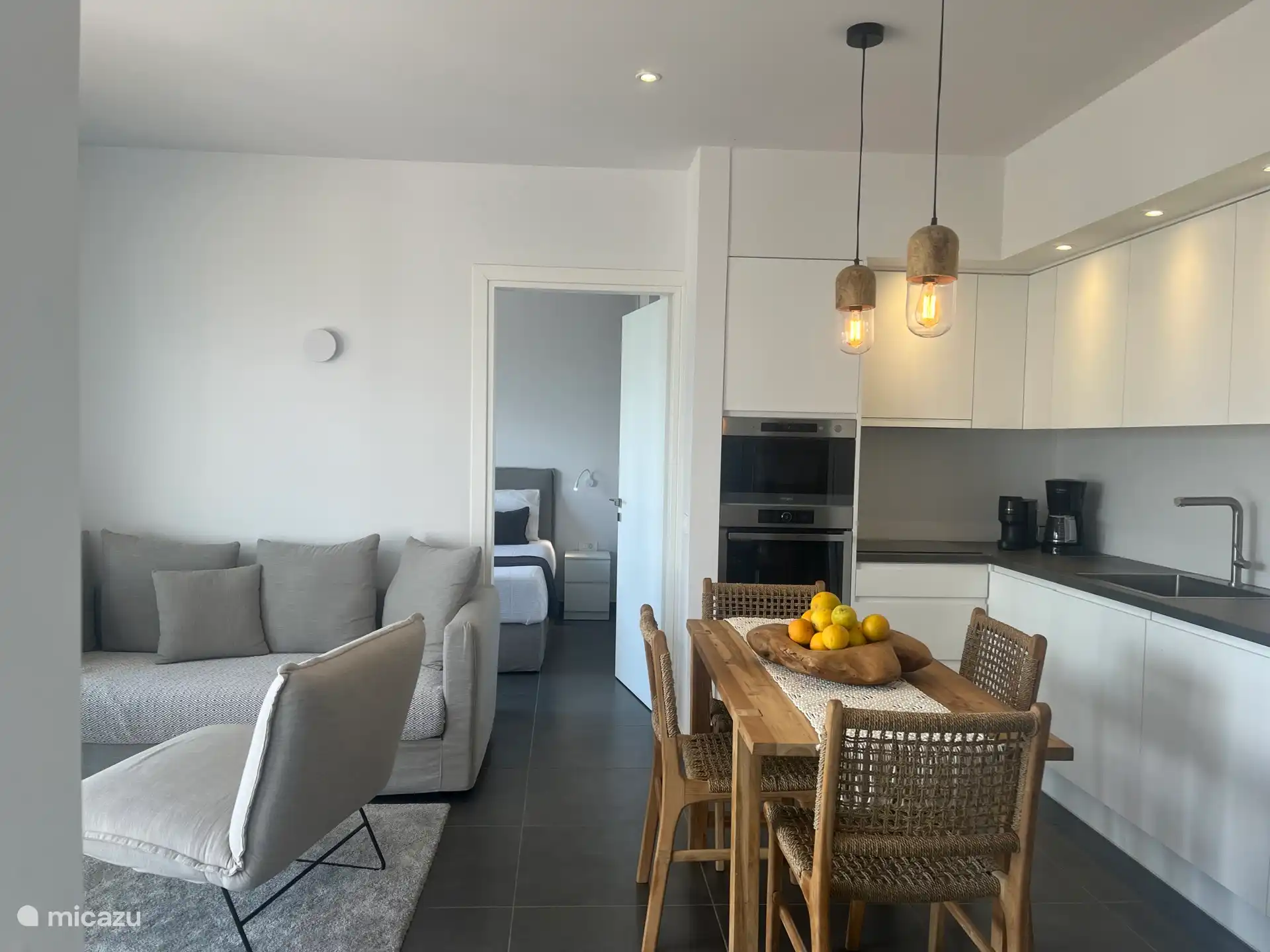 Volledig uitgeruste keuken en woonkamer.