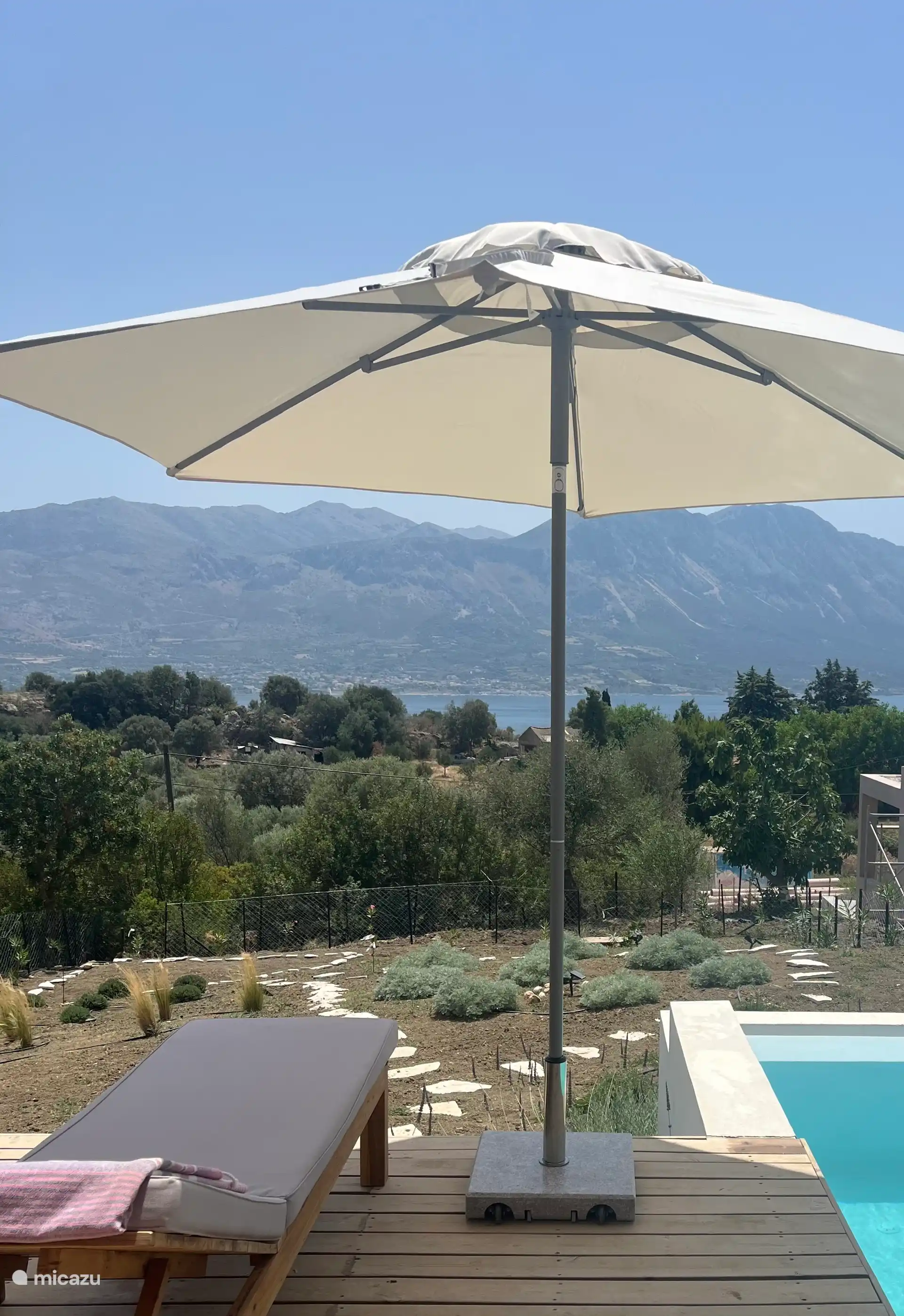 Zonneparasol op het dek.